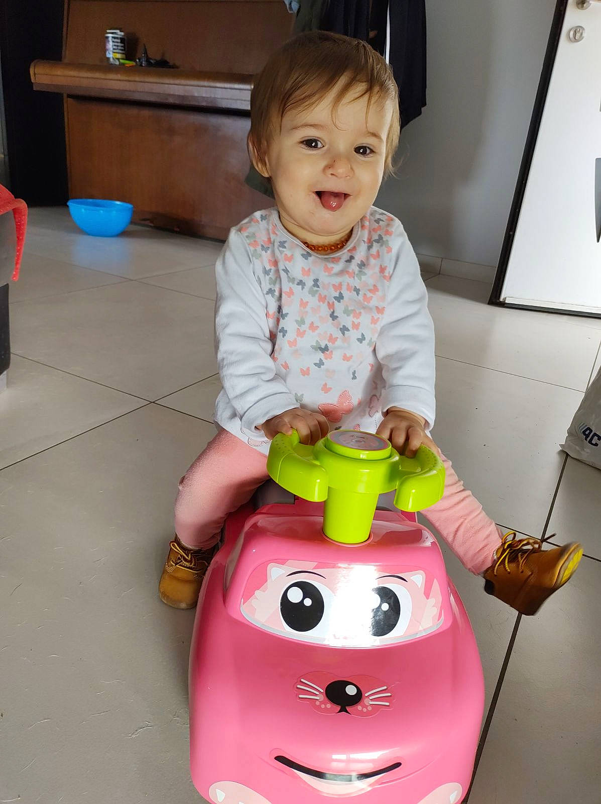 Inès a rejoint le concours — aidez-le/la à gagner de superbes lots ! baby, bathroom, clothing, door, dress, face, furniture, head, indoors, interiordesign, person, photography, portrait, room, sitting, t_shirt, table, toilet, transportation, vehicle