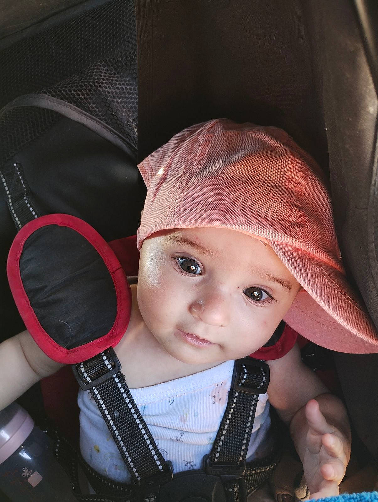 Inès a rejoint le concours — aidez-le/la à gagner de superbes lots ! baby, baby_carriage, baby_toddler_clothing, cap, cheek, child, cool, eye, eyelash, fedora, hat, head, headgear, headwear, lip, mouth, person, pink, product, skin