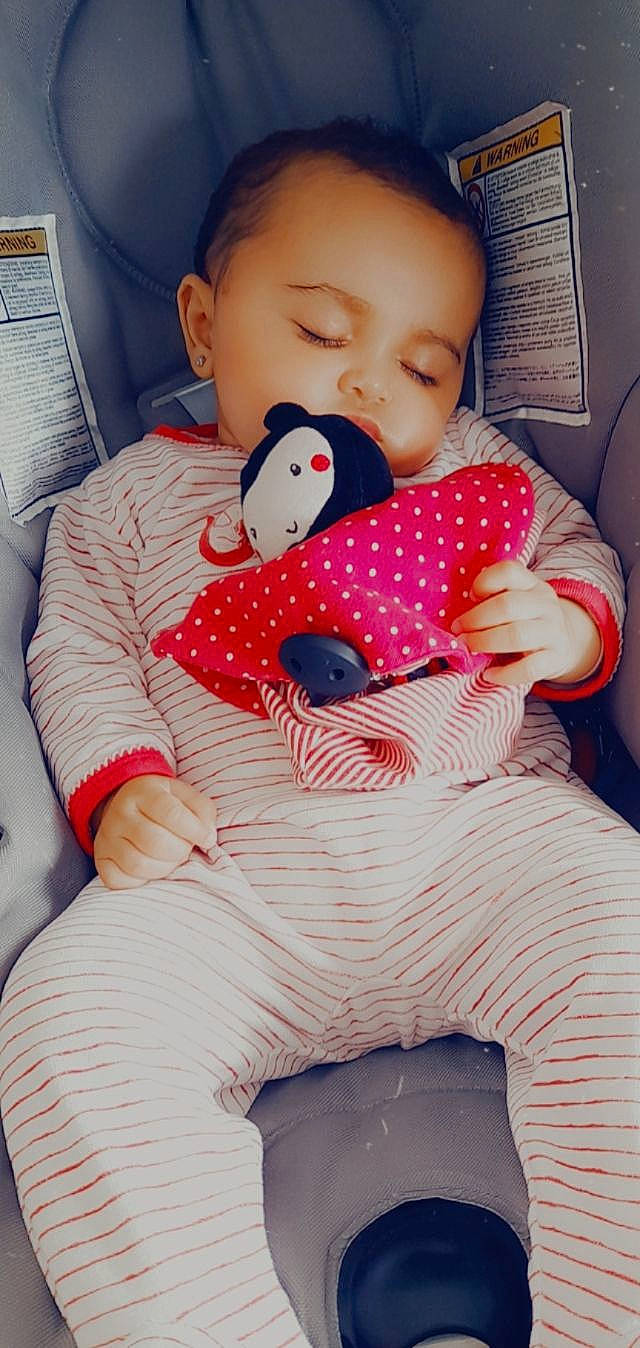 Sylviana participe au concours pour gagner de l'argent avec cette photo : baby, baby_toddler_clothing, blue, child, comfort, elbow, finger, happy, knee, lap, lip, mouth, person, pink, red, skin, sleeve, textile, thigh, toddler