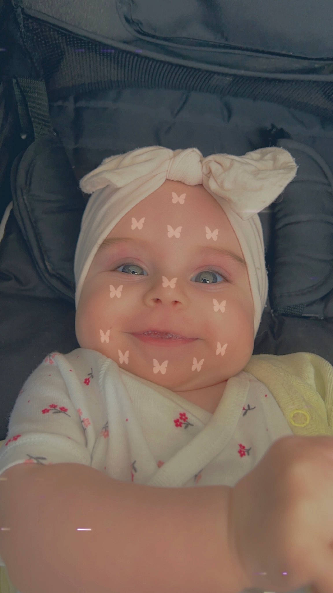 Julia a rejoint le concours — aidez-le/la à gagner de superbes lots ! baby, baby_products, cheek, child, comfort, eye, eyebrow, fun, gesture, happy, headwear, human_body, iris, linens, lip, nose, person, sleeve, smile, thumb