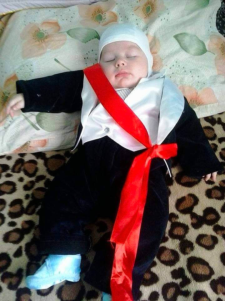 Miriam is registered to the contest to win money with this photo: child, costume, fictional_character, headwear, person