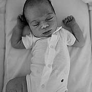 Natéo a rejoint le concours — aidez-le/la à gagner de superbes lots ! newborn, baby, sleeping, infant, white_onesie, black_and_white, peaceful, soft_surface, portrait, closeup, child, cute, relaxed, indoors, human, person, resting, small, toddler, sleep