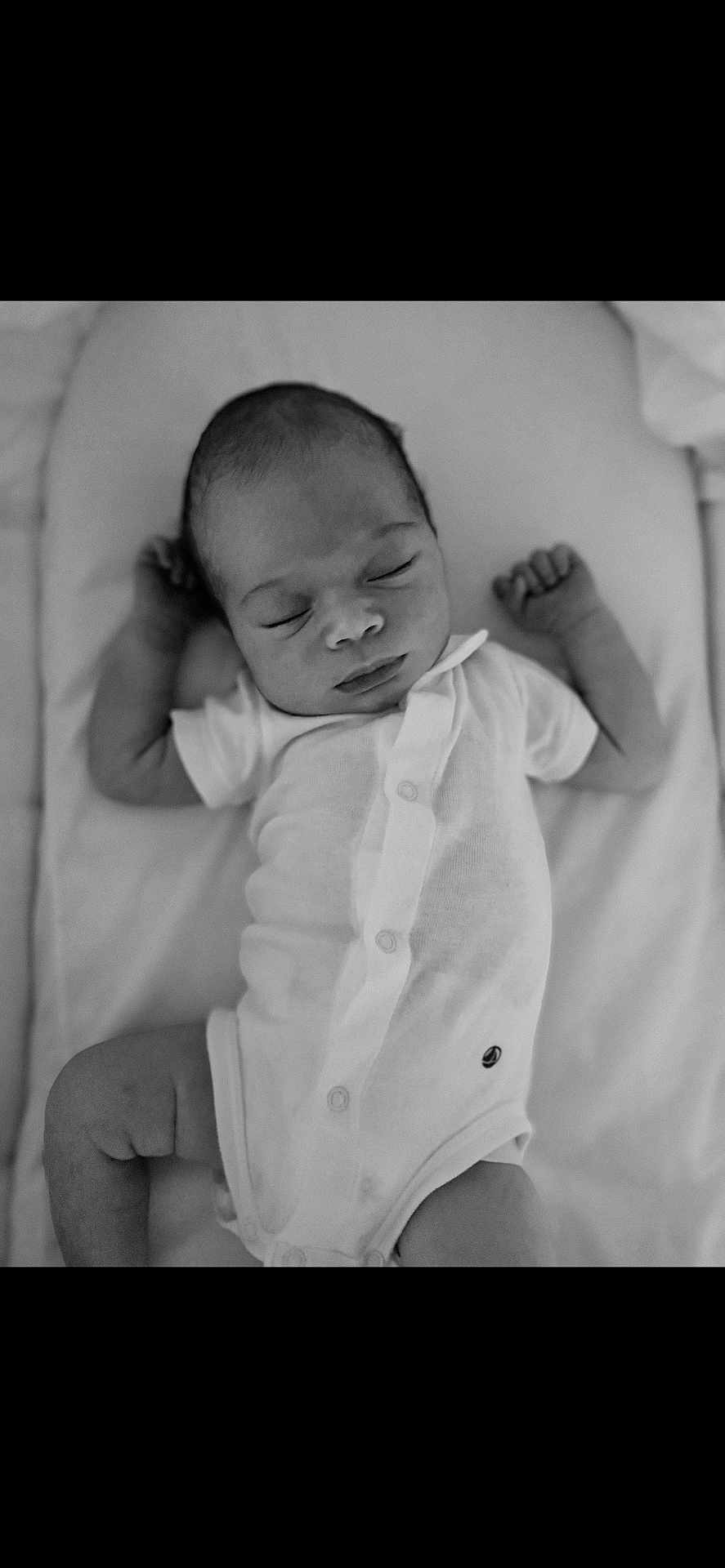 Natéo a rejoint le concours — aidez-le/la à gagner de superbes lots ! newborn, baby, sleeping, infant, white_onesie, black_and_white, peaceful, soft_surface, portrait, closeup, child, cute, relaxed, indoors, human, person, resting, small, toddler, sleep