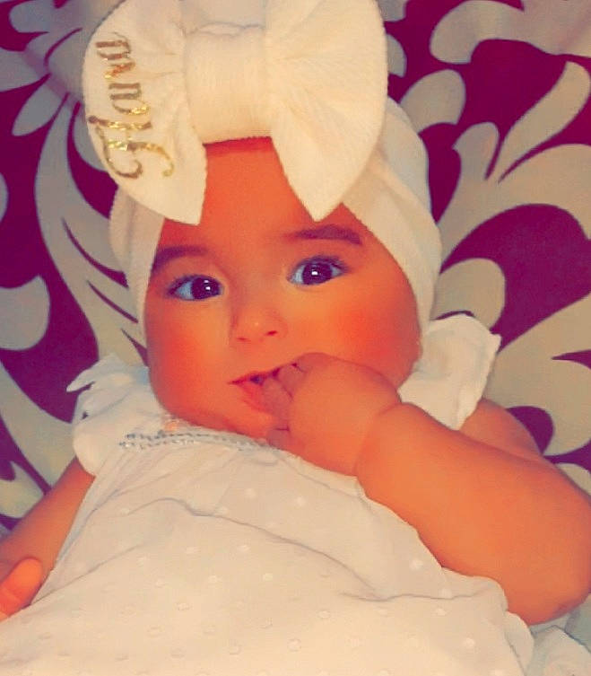 Hana participe au concours pour gagner de l'argent avec cette photo : baby, baby_sleeping, cap, cheek, comfort, eye, eyebrow, finger, happy, hat, head, headgear, headwear, human_body, lip, mouth, nose, person, pink, skin