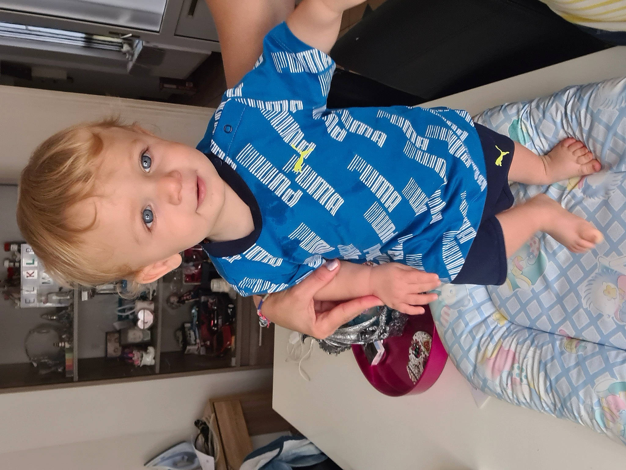 Ayron participe au concours pour gagner de l'argent avec cette photo : child, elbow, electric_blue, fun, gesture, happy, home_appliance, human_leg, joint, kitchen_appliance, microwave_oven, mouth, nail, person, sitting, smile, t_shirt, thigh, thumb, toddler