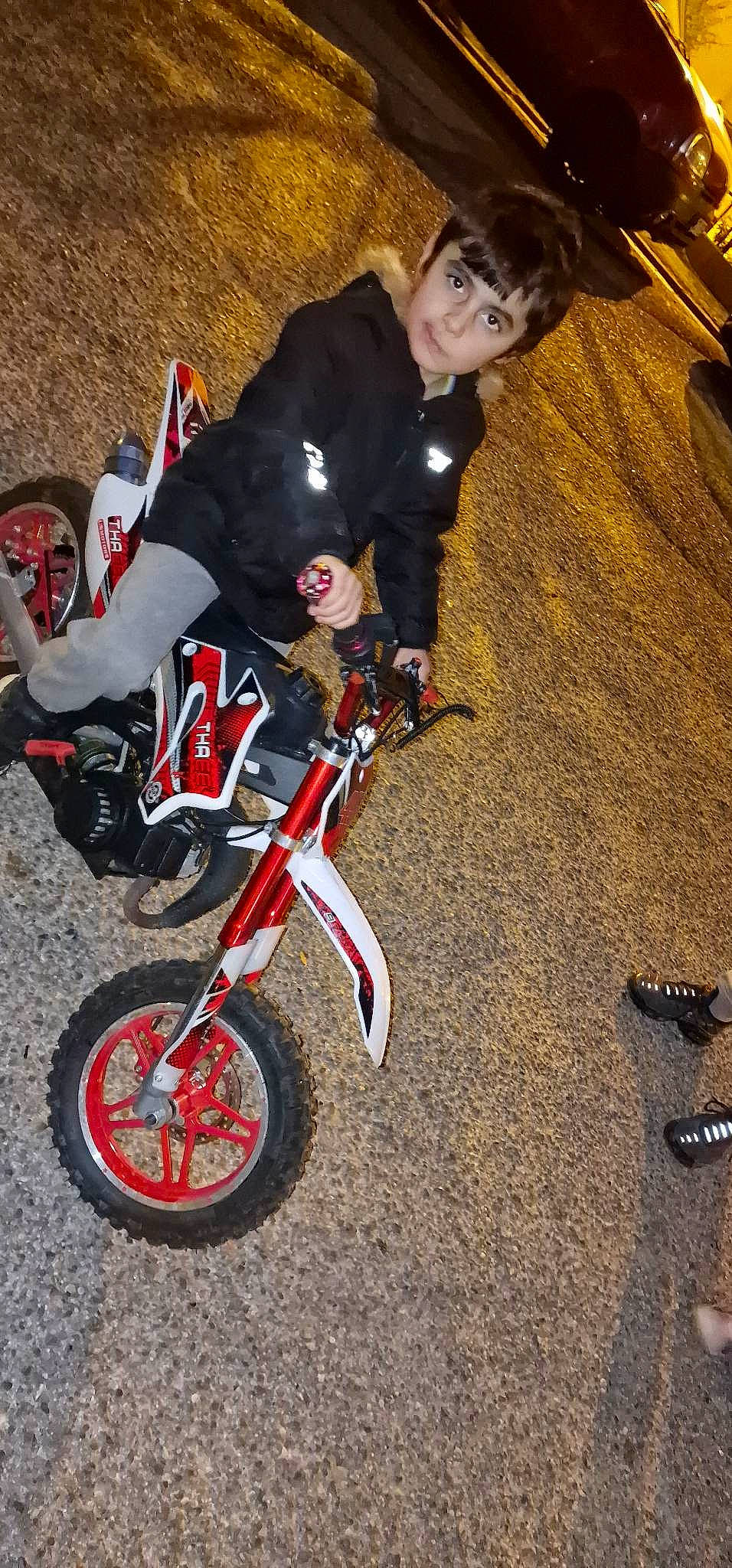 Anes a rejoint le concours — aidez-le/la à gagner de superbes lots ! automotive_tire, automotive_wheel_system, bicycle_accessory, bicycle_frame, bicycle_handlebar, bicycle_tire, bicycles_equipment_and_supplies, cycle_sport, cycling, helmet, motorcycling, person, racing, recreation, sneakers, sports, sports_gear, stunt, stunt_performer, tire