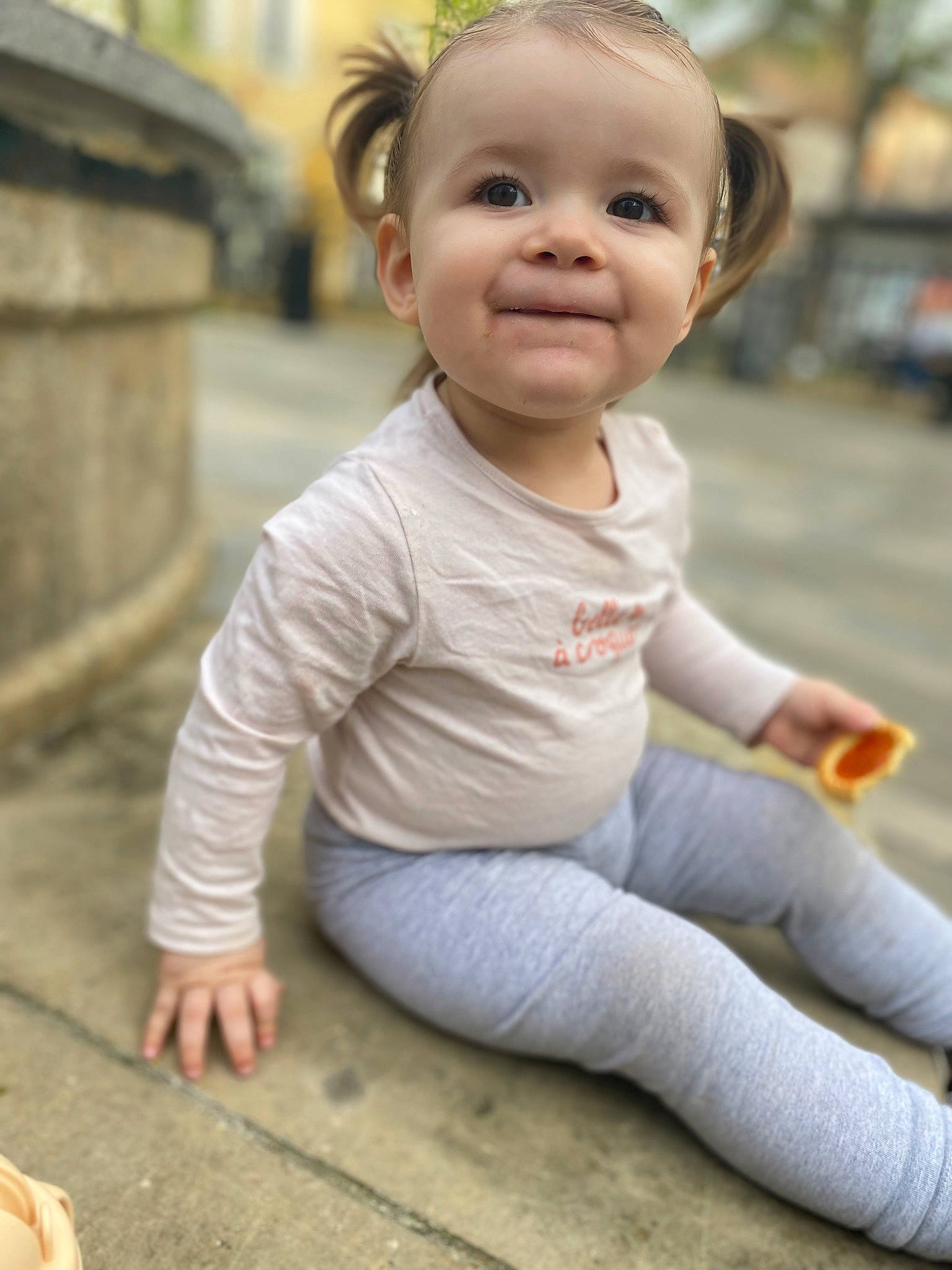 Lydia participe au concours pour gagner de l'argent avec cette photo : baby, baby_toddler_clothing, cheek, child, eye, face, finger, flooring, grass, happy, head, joy, lip, nose, person, plant, sitting, sleeve, smile, toddler