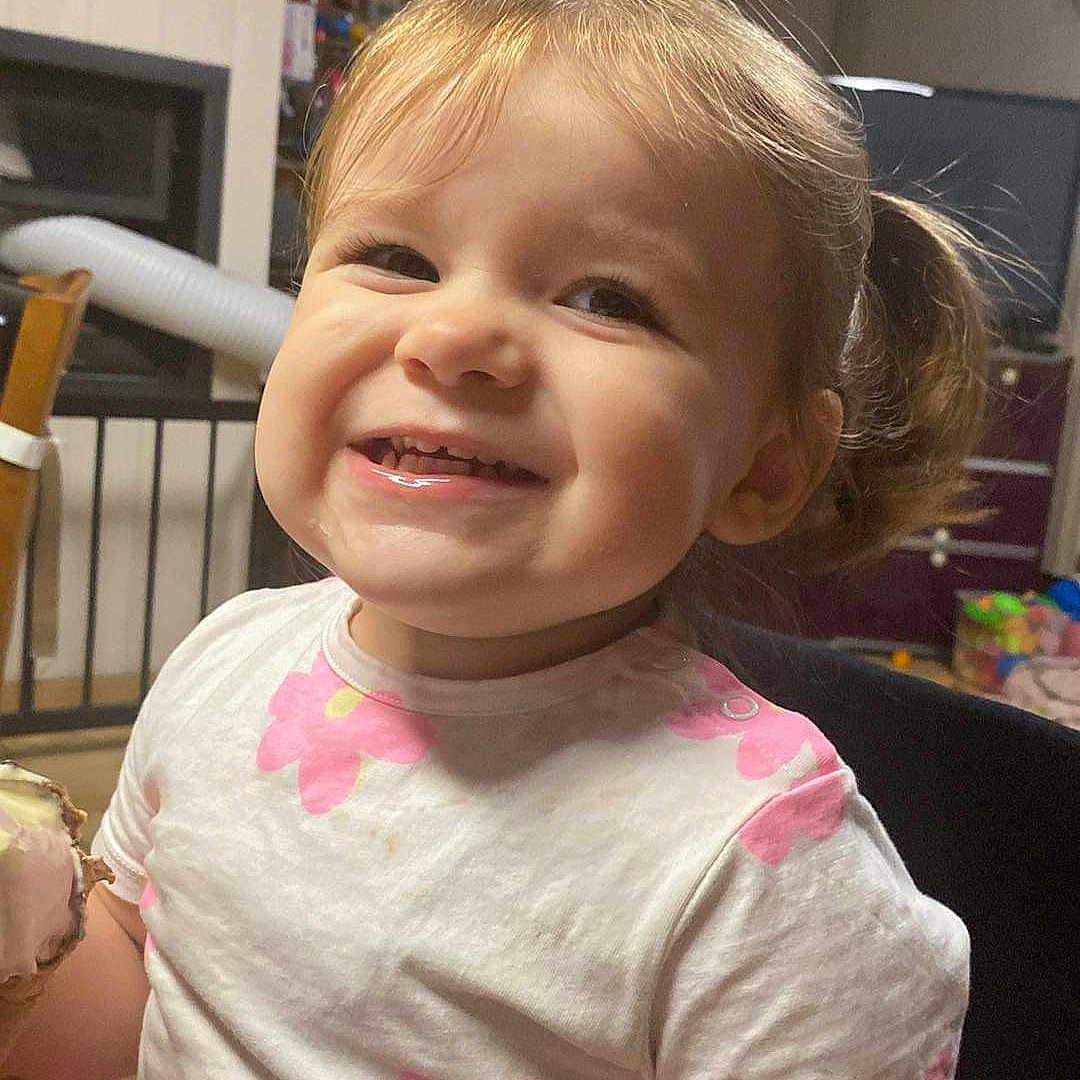 Lydia participe au concours pour gagner de l'argent avec cette photo : architecture, baby, bodypart, building, clothing, face, furniture, happy, head, indoors, laughing, livingroom, mouth, person, photography, portrait, room, smile, t_shirt, teeth