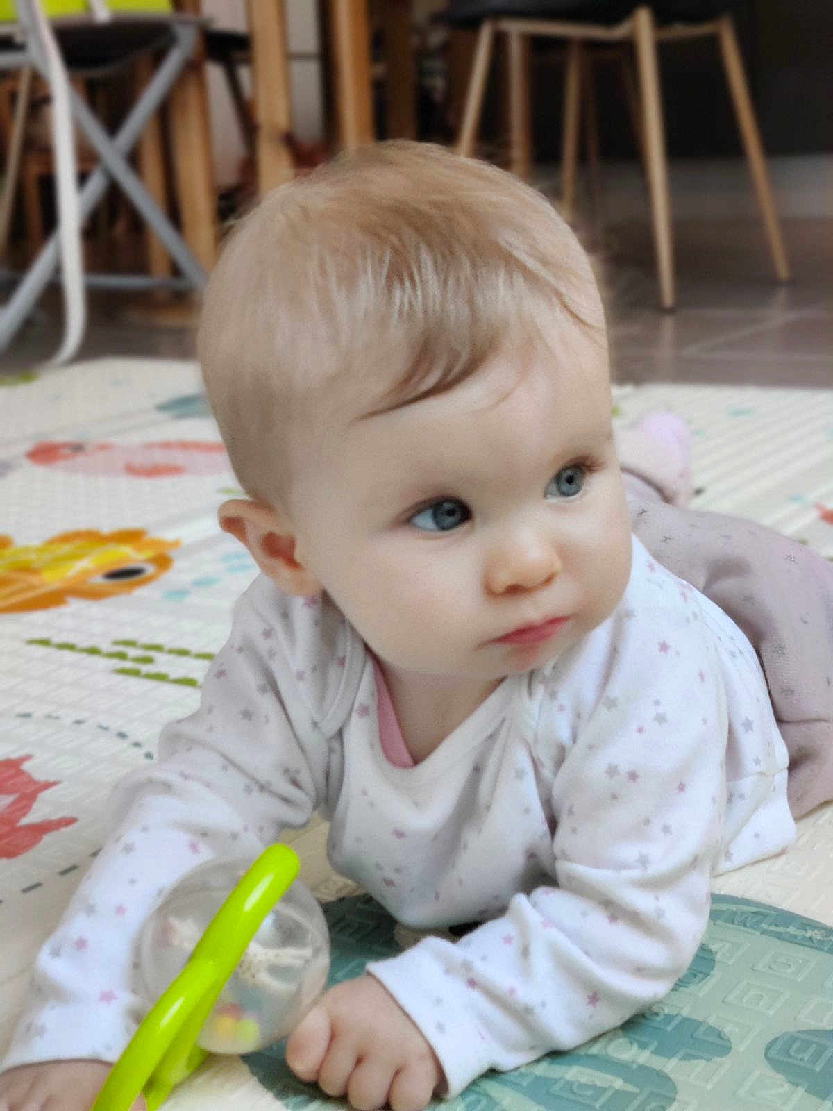 Wendy participe au concours pour gagner de l'argent avec cette photo : baby, child, infant, blue_eyes, toy, rattle, play_mat, crawling, curious, indoor, floor, clothing, long_sleeve, face, hand, light_hair, person, furniture, wooden_chair, blurred_background