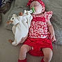 Wendy a rejoint le concours — aidez-le/la à gagner de superbes lots ! baby, sleeping, pacifier, red_clothing, headband, bow, plush_toy, pillow, soft_toy, infant, cute, cozy, child, indoors, resting, legs, socks, patterned_shirt, comfort, adorable