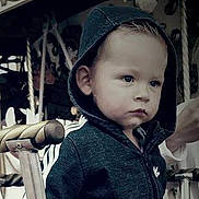 Ethan participe au concours pour gagner de l'argent avec cette photo :