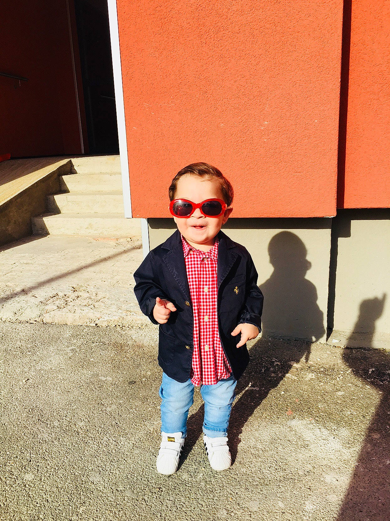 Emmanuel a rejoint le concours — aidez-le/la à gagner de superbes lots ! cool, denim, design, eyewear, fashion, footwear, glasses, jacket, jeans, outerwear, pattern, person, photography, plaid, red, shoe, snapshot, street_fashion, sunglasses, textile
