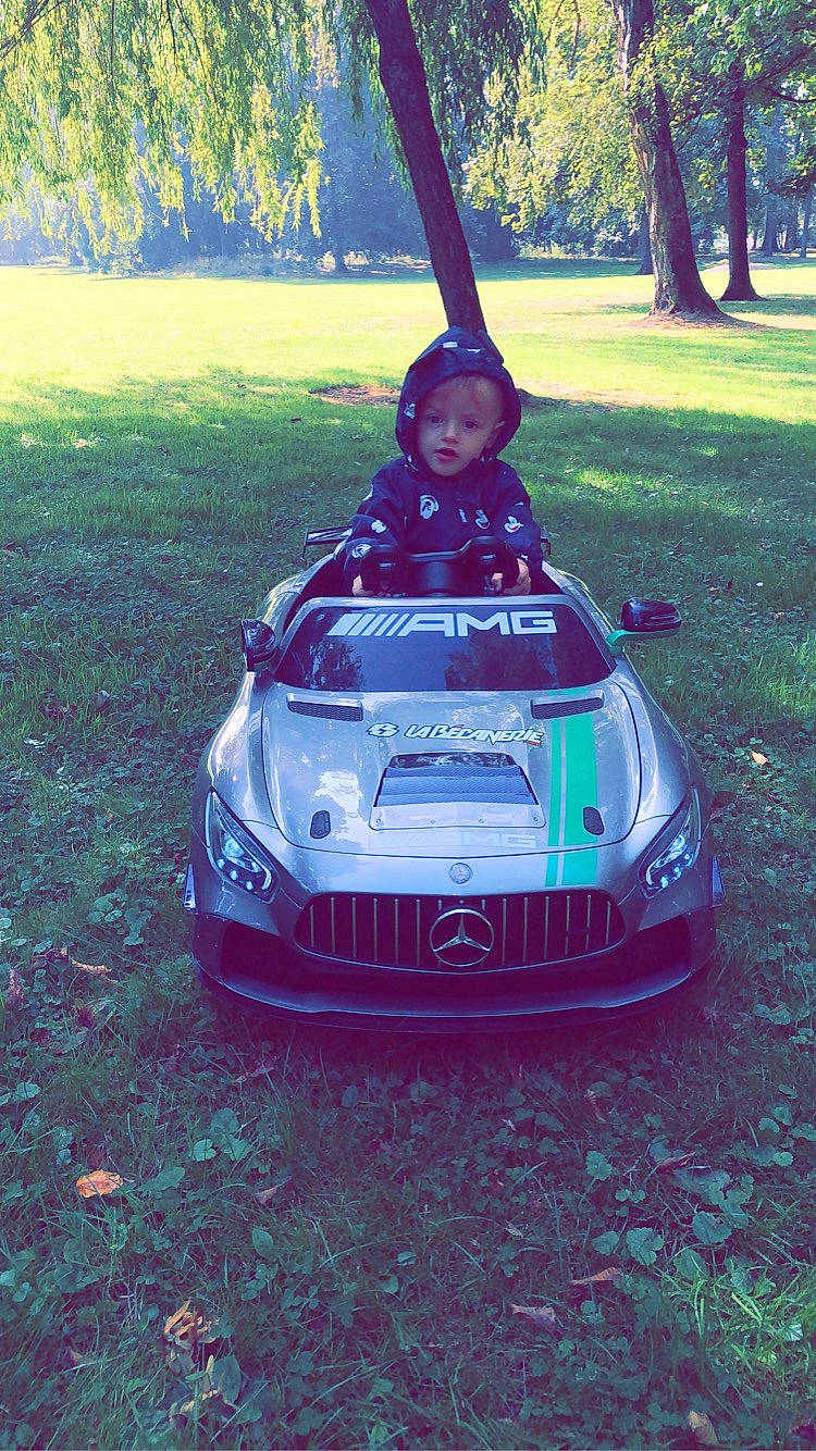 Timeo participe au concours pour gagner de l'argent avec cette photo : automotive_design, automotive_exterior, automotive_fog_light, automotive_lighting, automotive_tire, bumper, car, grass, grille, headlamp, helmet, hood, land_vehicle, motor_vehicle, person, plant, tints_and_shades, tree, vehicle, vehicle_door