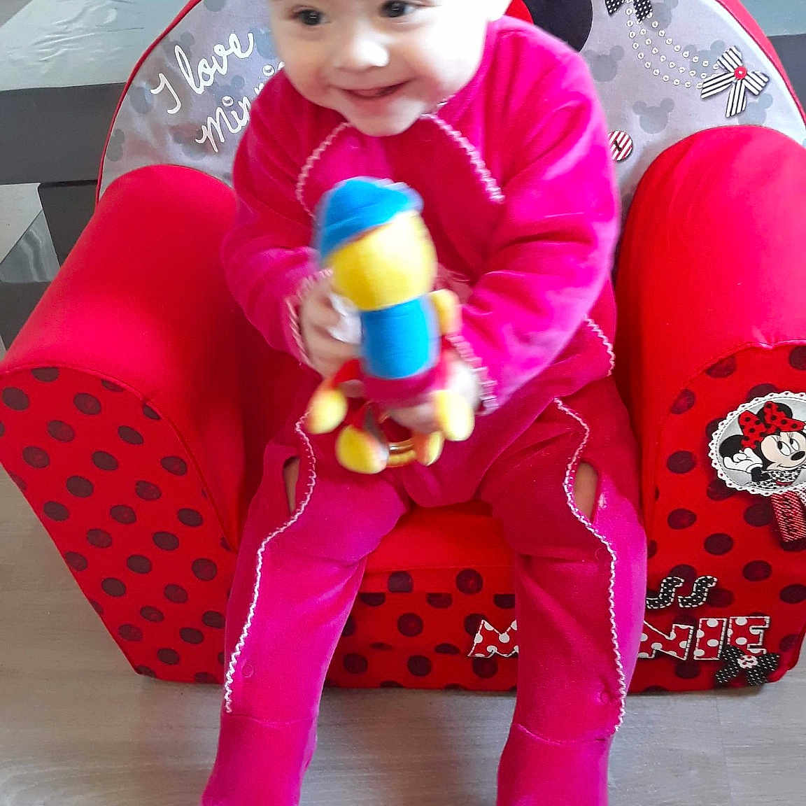 Eleynaa a rejoint le concours — aidez-le/la à gagner de superbes lots ! baby_products, child, day, fun, infant, magenta, person, pink, play, product, red, skin, textile, toddler, toy