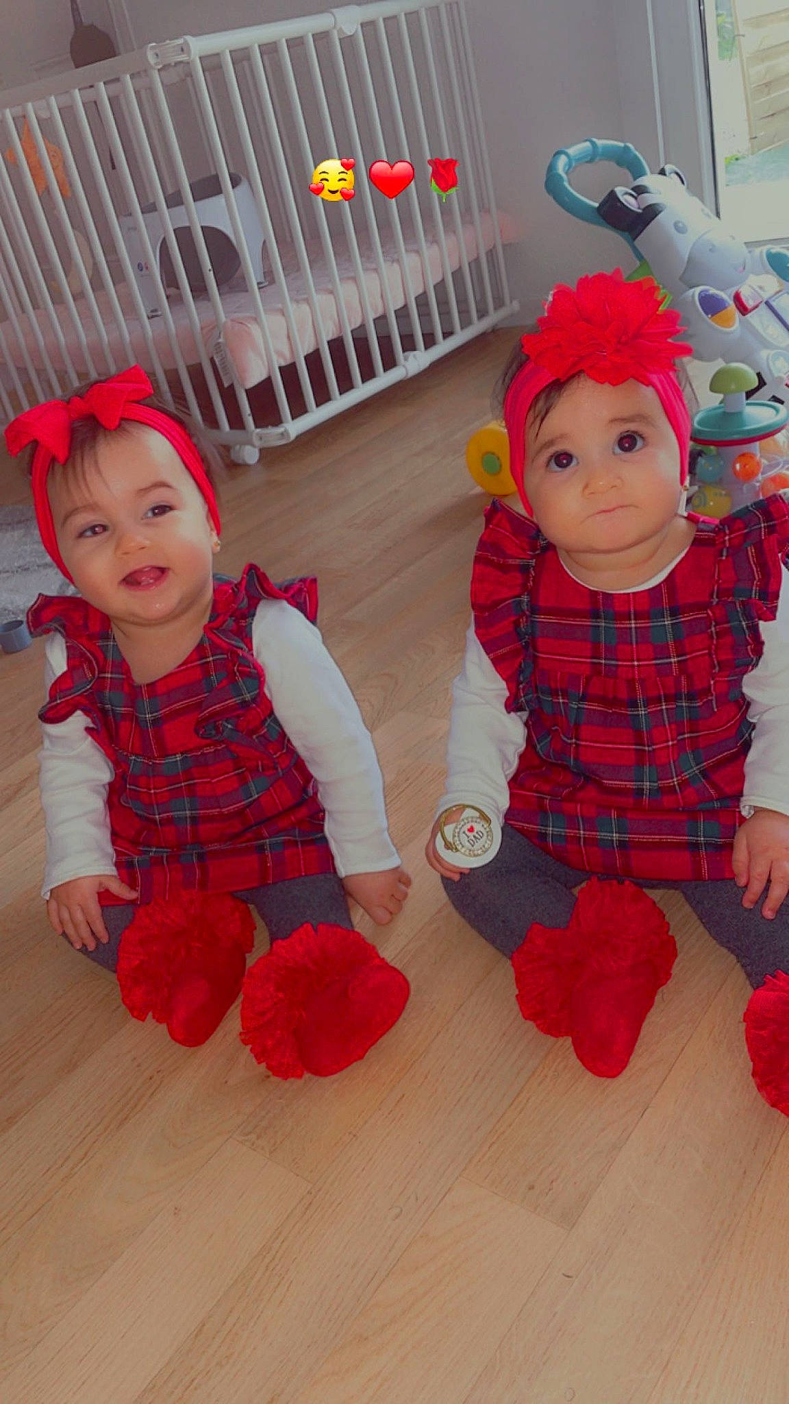 Shaylie Cataleya a rejoint le concours — aidez-le/la à gagner de superbes lots ! baby, baby_toddler_clothing, child, christmas, clothing, design, flooring, fun, happy, headgear, outerwear, pattern, person, pink, plaid, red, sleeve, smile, textile, toddler