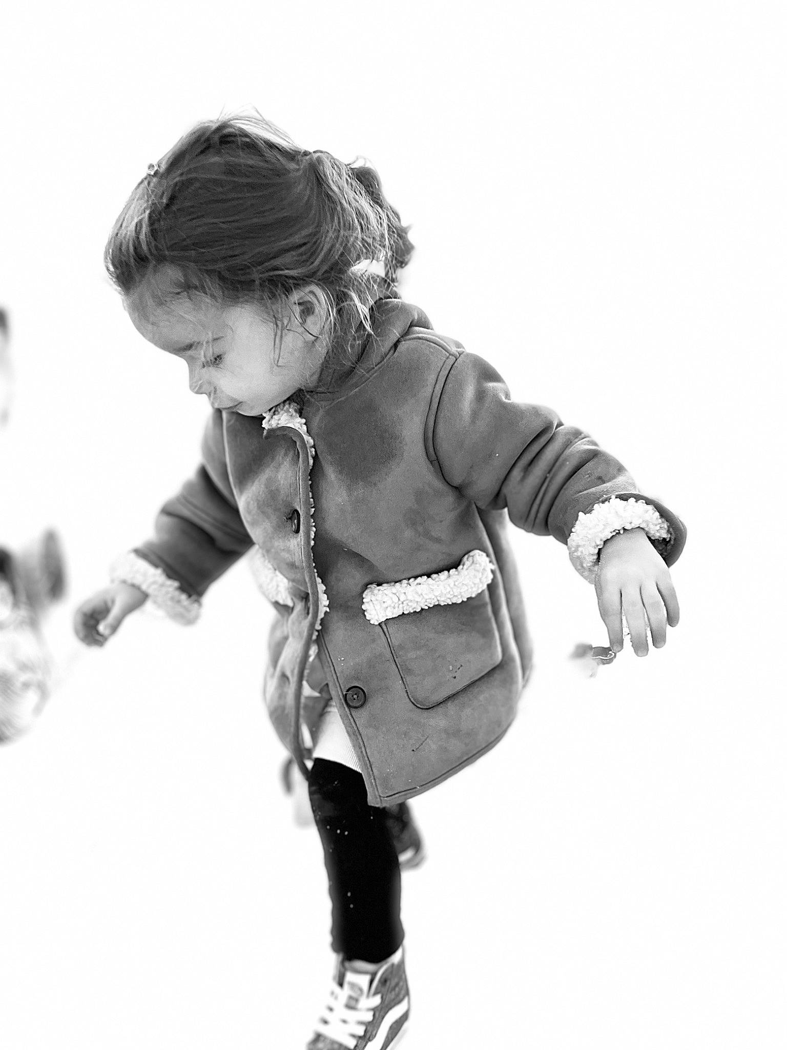 Ellinor a rejoint le concours — aidez-le/la à gagner de superbes lots ! baby_toddler_clothing, child, denim, fun, gesture, glove, happy, knee, monochrome, monochrome_photography, person, play, playing_in_the_snow, playing_with_kids, recreation, sitting, sleeve, street_fashion, toddler, waist