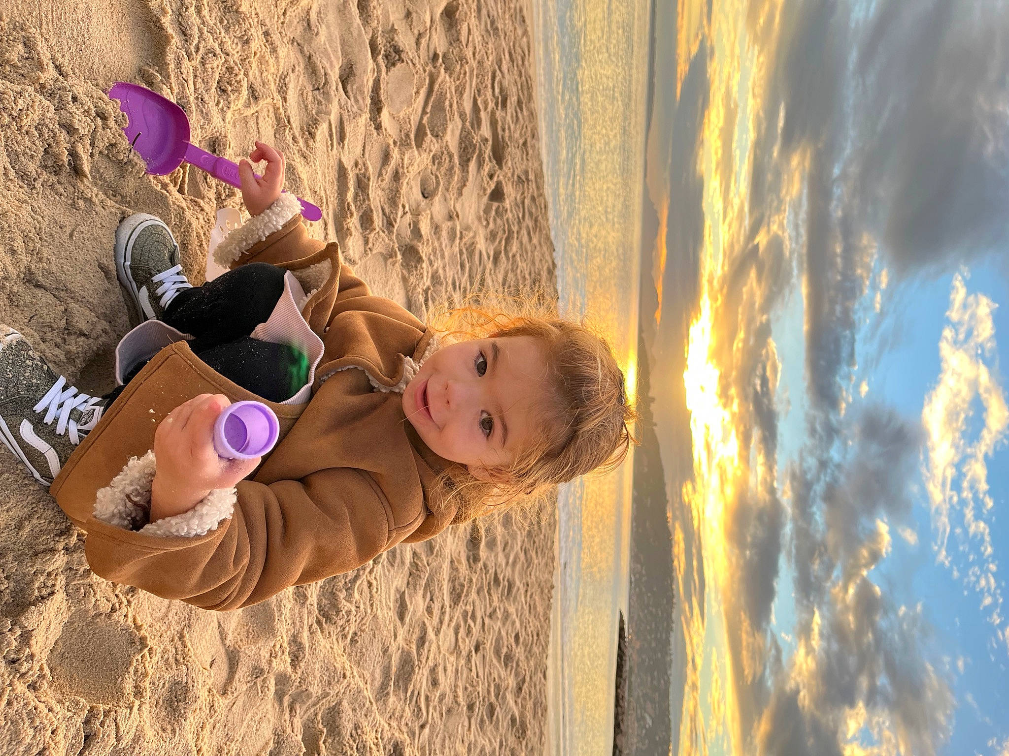 Ellinor a rejoint le concours — aidez-le/la à gagner de superbes lots ! azure, beach, body_of_water, cloud, fun, grass, happy, joy, landscape, leisure, morning, people_in_nature, person, recreation, sand, sky, smile, sunlight, toddler, wall