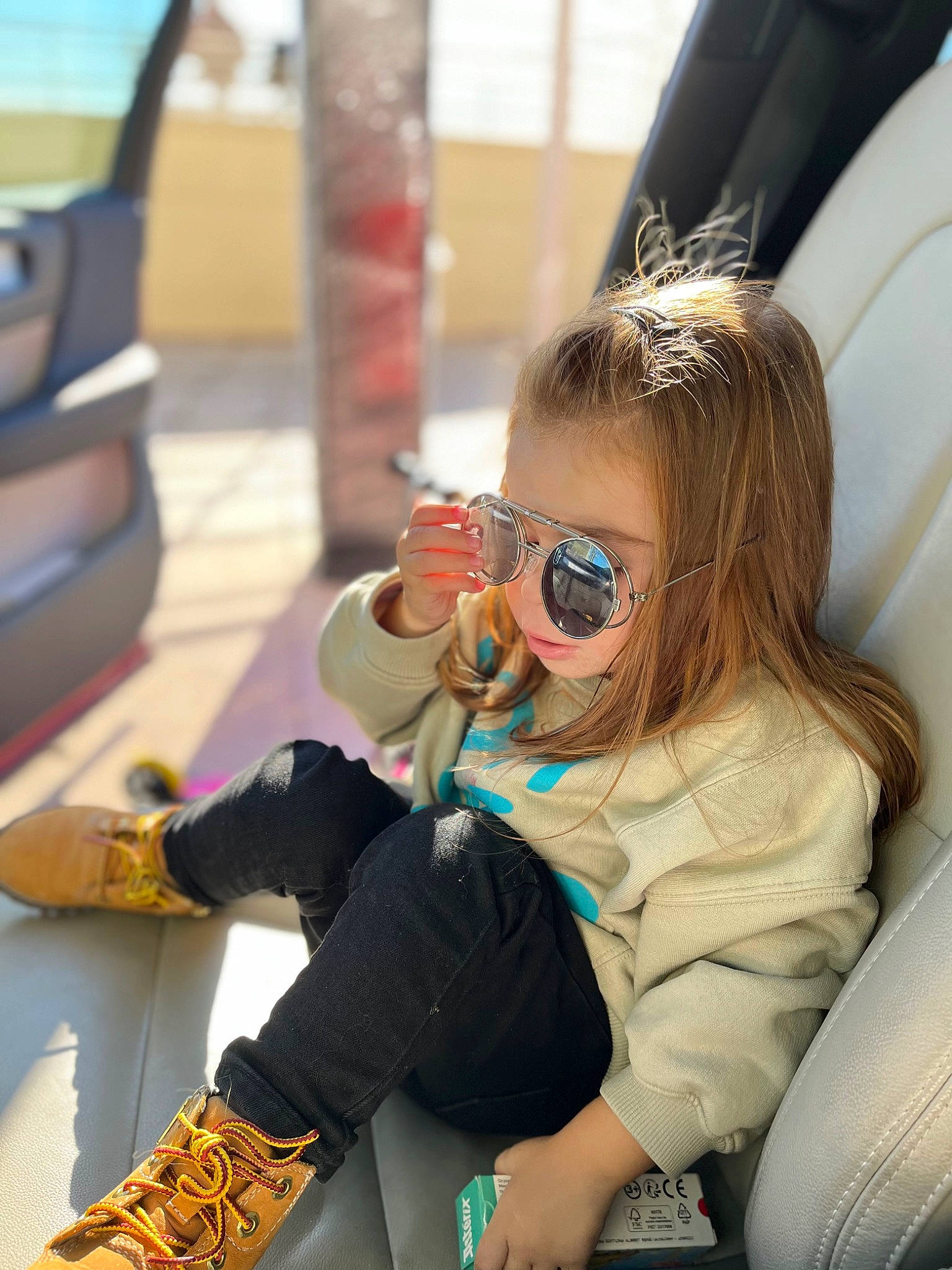 Ellinor a rejoint le concours — aidez-le/la à gagner de superbes lots ! blond, cool, event, eyewear, fun, goggles, hairstyle, happy, leisure, mammal, people, person, photograph, recreation, sitting, snapshot, street_fashion, sunglasses, thigh, toddler