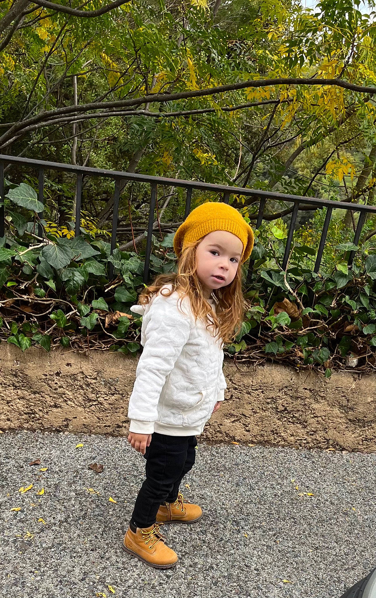 Ellinor a rejoint le concours — aidez-le/la à gagner de superbes lots ! branch, cap, face, fence, forest, grass, happy, headgear, headwear, knit_cap, leisure, long_hair, pattern, people_in_nature, person, plant, soil, street_fashion, toddler, tree