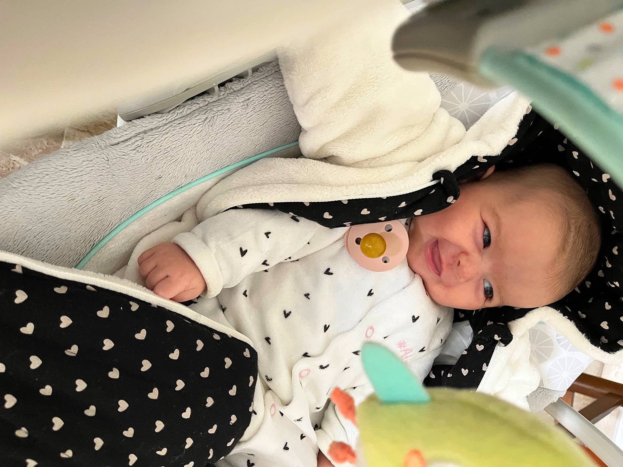 Raphaelle participe au concours pour gagner de l'argent avec cette photo : baby, baby_products, baby_safety, baby_sleeping, baby_toddler_clothing, child, comfort, facial_expression, happy, linens, pattern, person, photograph, product, room, sleeve, smile, textile, toddler, white