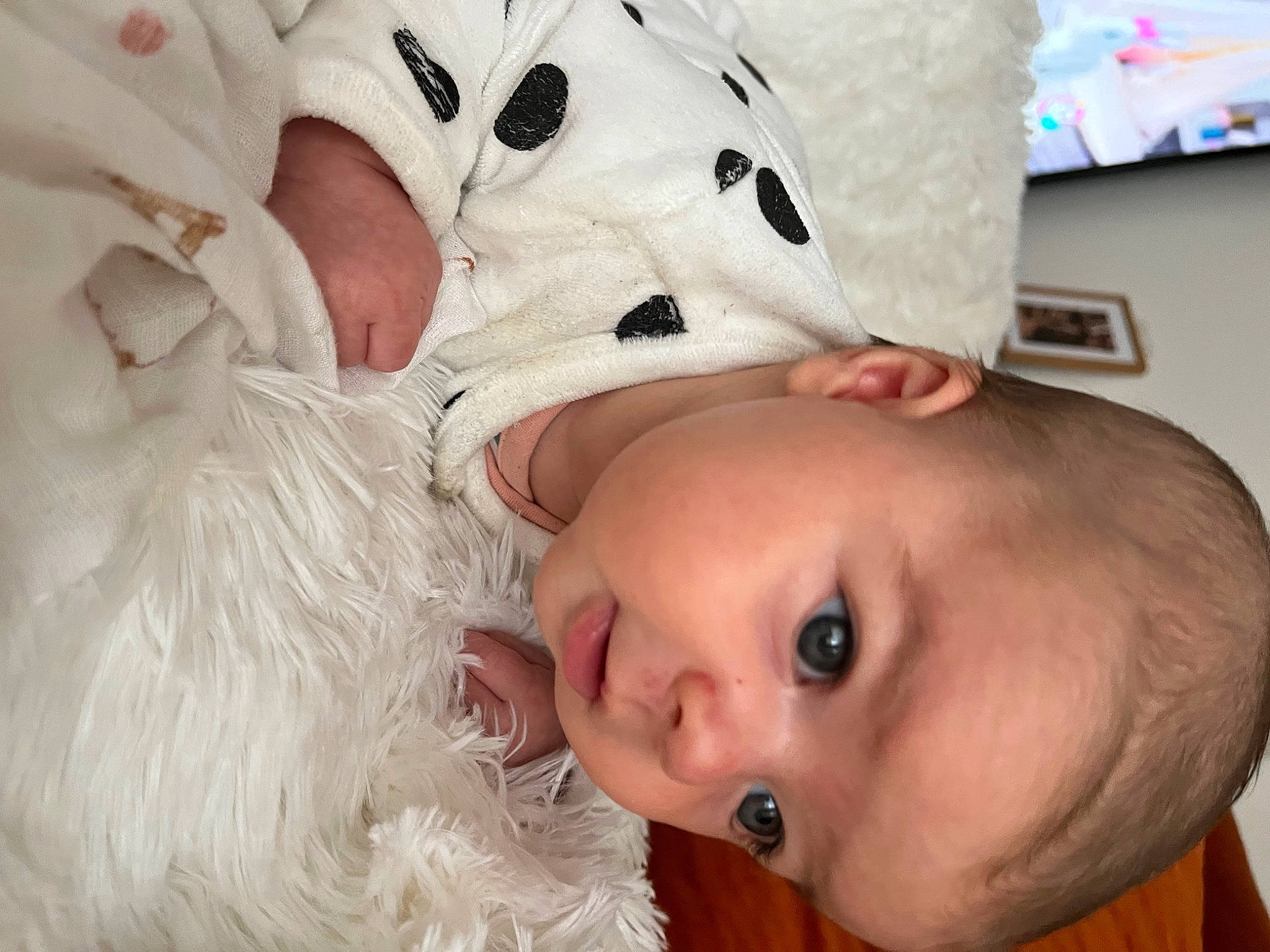 Raphaelle a rejoint le concours — aidez-le/la à gagner de superbes lots ! baby, baby_toddler_clothing, cheek, child, comfort, eye, eyelash, face, facial_expression, happy, head, headgear, mammal, mouth, nose, person, skin, smile, toddler, vertebrate