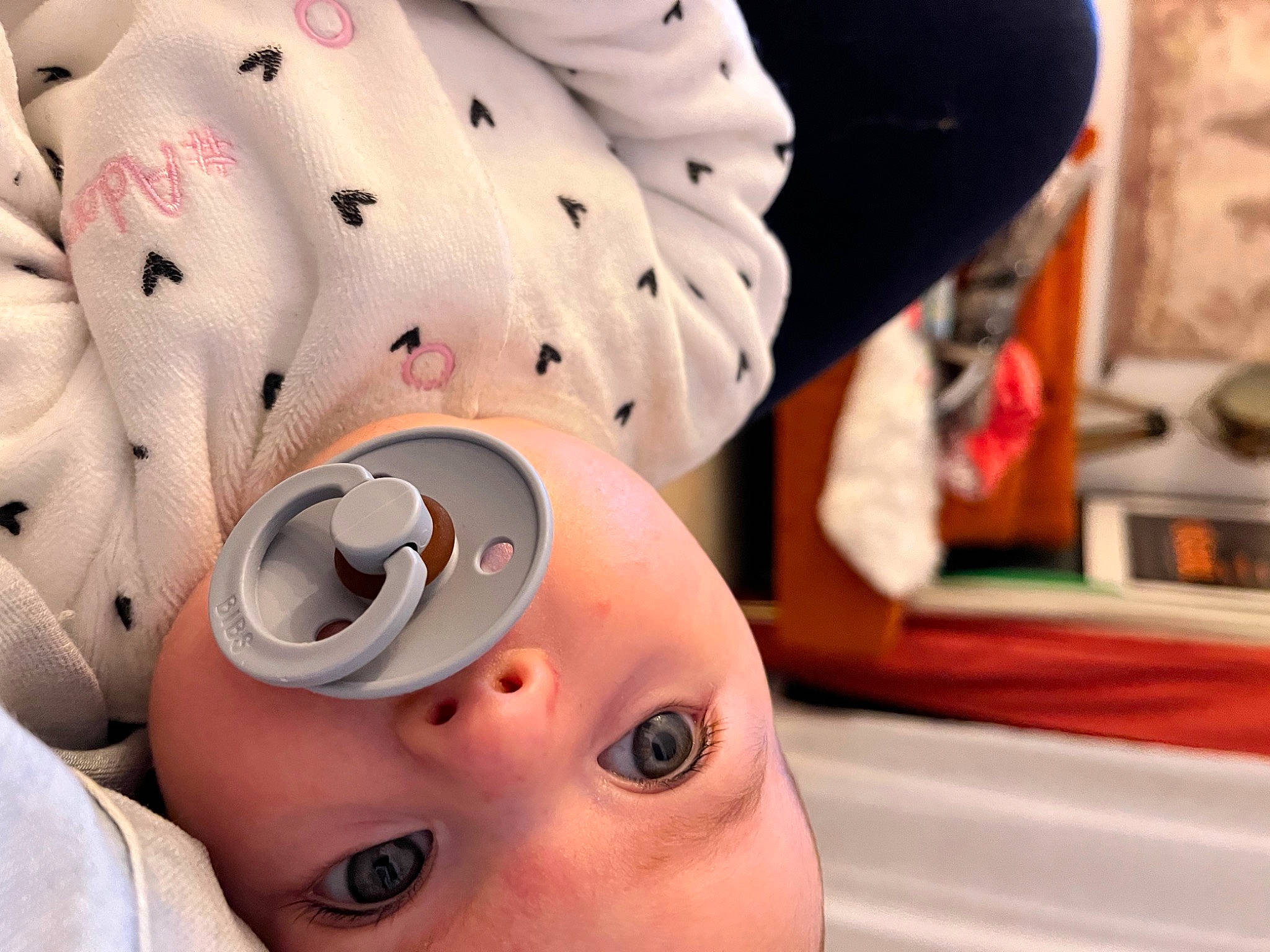 Raphaelle participe au concours pour gagner de l'argent avec cette photo : baby, baby_products, bathing, cheek, chest, child, eye, eyelash, fashion_accessory, finger, fun, happy, headgear, linens, mouth, nose, person, room, selfie, skin