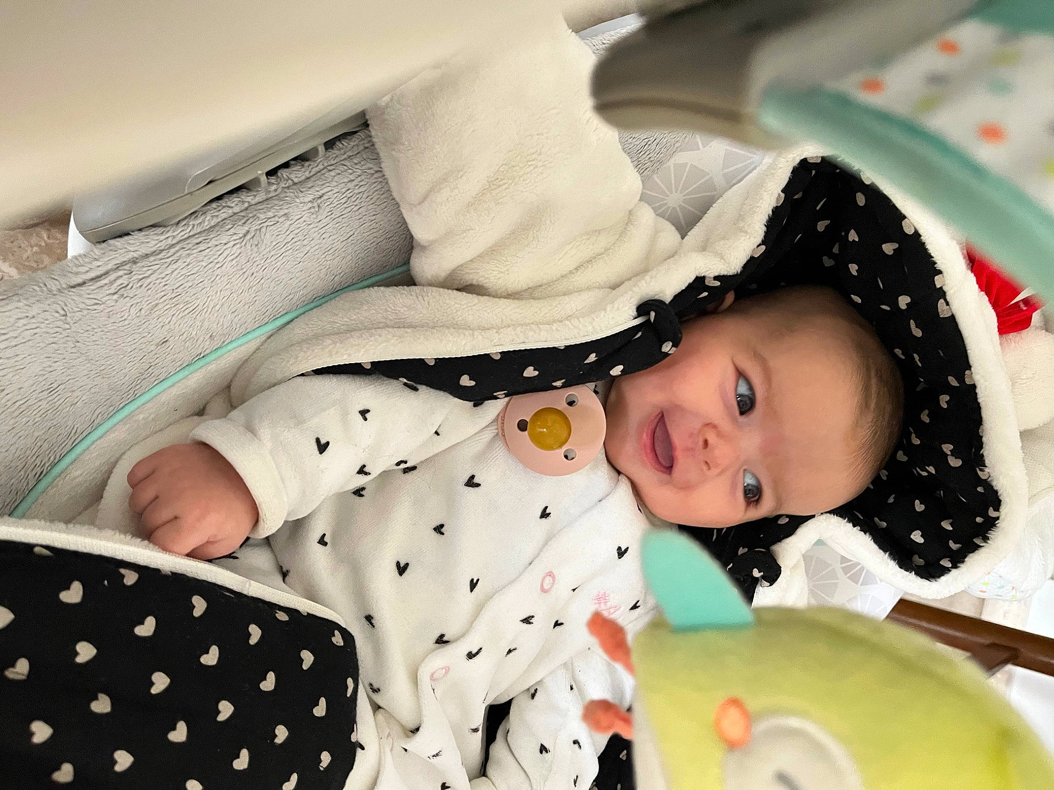 Raphaelle participe au concours pour gagner de l'argent avec cette photo : baby, baby_products, baby_safety, baby_sleeping, baby_toddler_clothing, beanie, bedding, bedtime, child, comfort, facial_expression, hat, knit_cap, linens, pattern, person, room, sleeve, textile, toddler