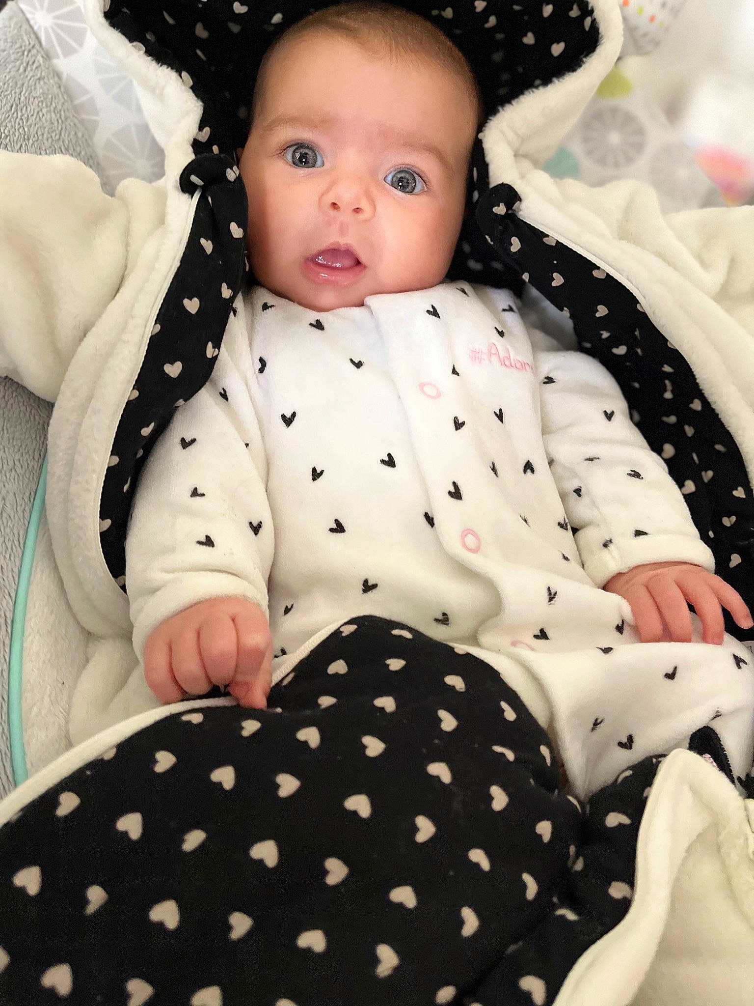 Raphaelle participe au concours pour gagner de l'argent avec cette photo : baby, baby_products, baby_safety, baby_toddler_clothing, beauty, black, collar, comfort, design, linens, organ, outerwear, pattern, person, photograph, product, skin, sleeve, textile, toddler