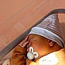 Alick a rejoint le concours — aidez-le/la à gagner de superbes lots ! baby, sleeping, pacifier, hat, orange_clothing, hand, face, infant, cozy, closeup, indoors, resting, child, newborn, soft_light, portrait, cute, peaceful, blanket, warm