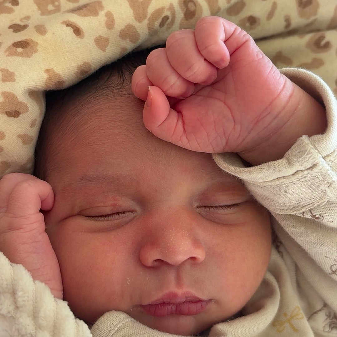 Alick a rejoint le concours — aidez-le/la à gagner de superbes lots ! baby, newborn, sleeping, blanket, hand, face, cozy, infant, soft, cute, child, peaceful, rest, closeup, portrait, warm, wrapped, clothing, skin, fingers