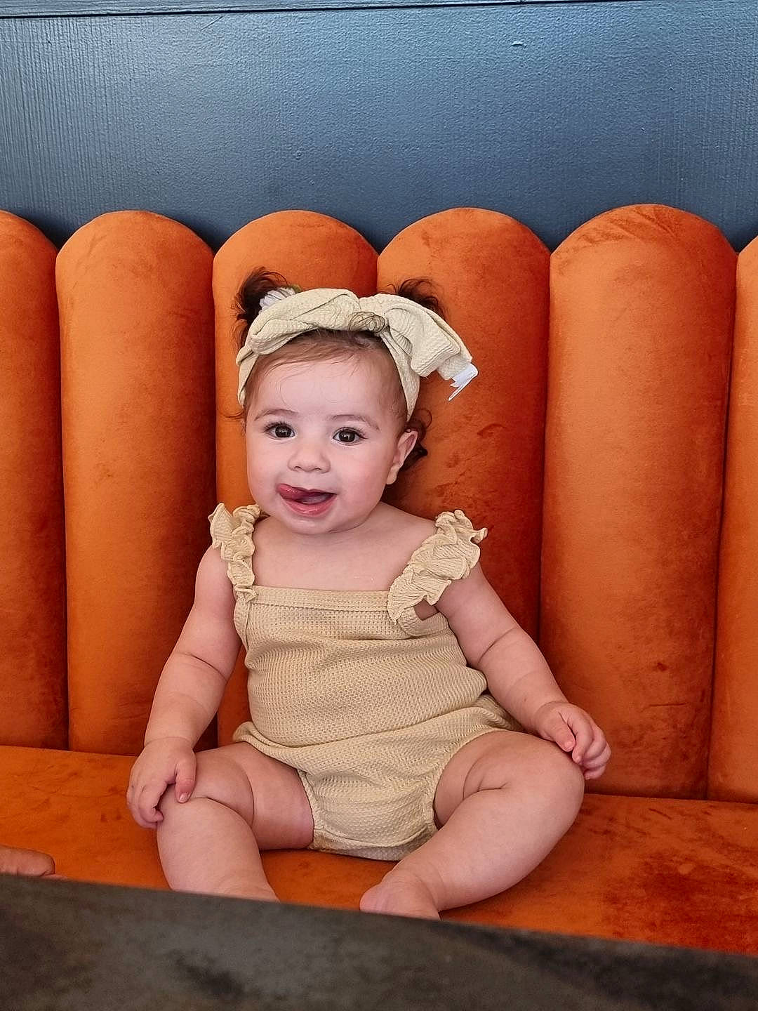 Dina a rejoint le concours — aidez-le/la à gagner de superbes lots ! baby, baby_toddler_clothing, chair, comfort, eye, finger, flash_photography, happy, head, headgear, human_body, iris, joy, leg, mouth, person, skin, smile, textile, thigh