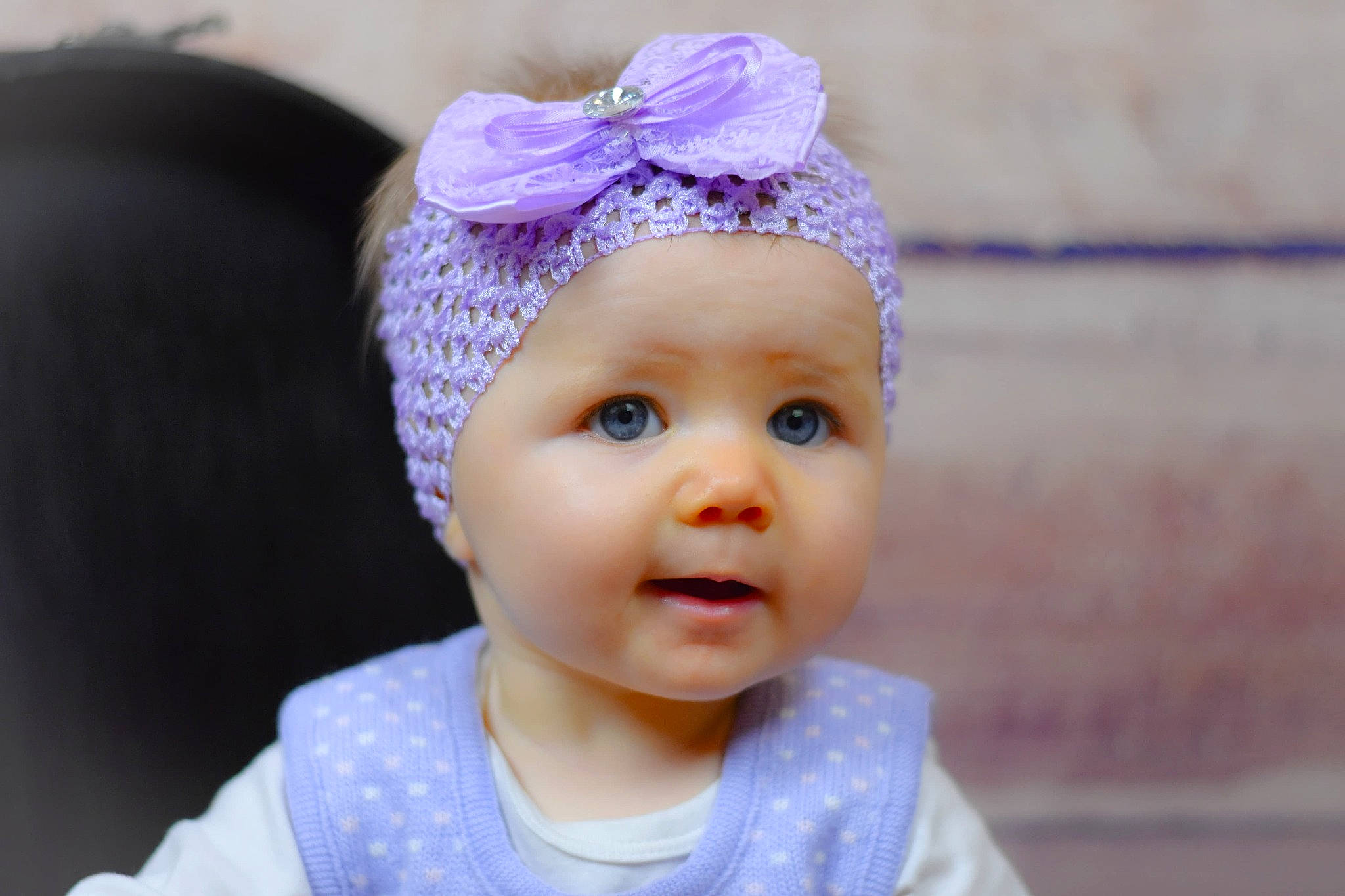 Jeynah a rejoint le concours — aidez-le/la à gagner de superbes lots ! baby, cheek, child, clothing, ear, eye, face, fashion_accessory, hair_accessory, head, headband, headgear, headpiece, iris, lavender, lip, person, pink, purple, skin