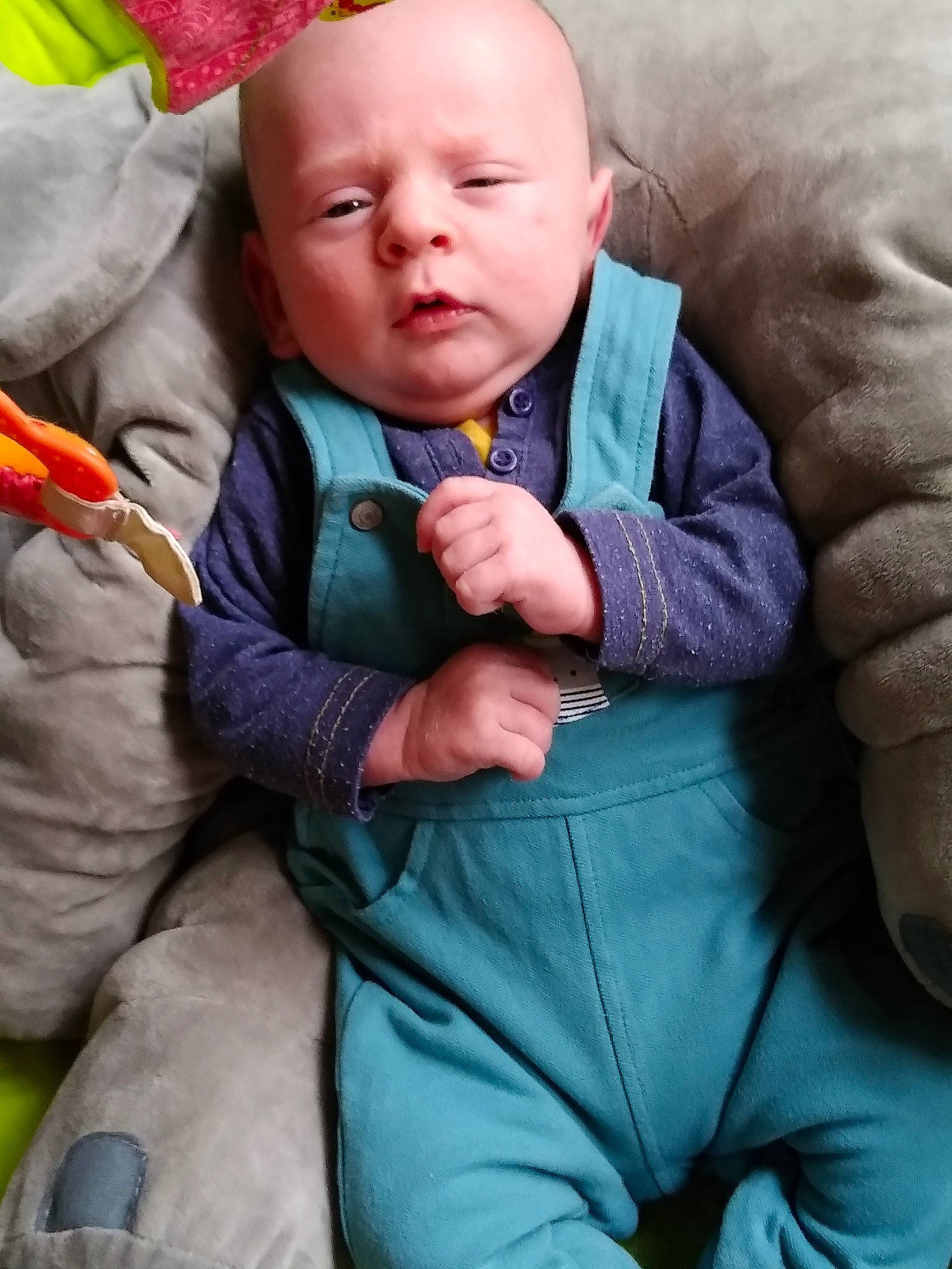 Malo participe au concours pour gagner de l'argent avec cette photo : baby, child, finger, hand, person, sitting, skin, toddler