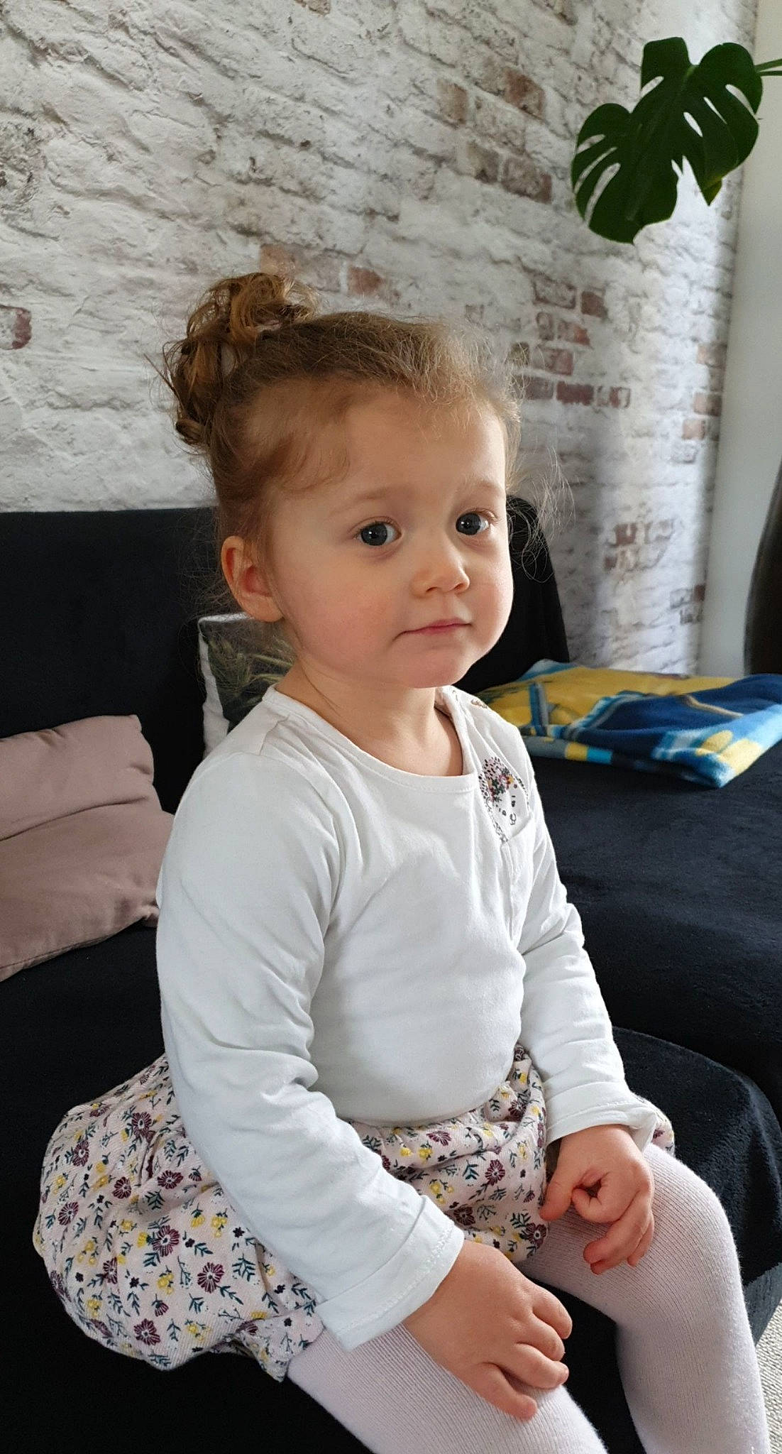 Célestine a rejoint le concours — aidez-le/la à gagner de superbes lots ! baby, baby_toddler_clothing, beauty, cheek, child, comfort, couch, eye, flowerpot, hair, head, houseplant, iris, joint, person, plant, sitting, skin, sleeve, toddler