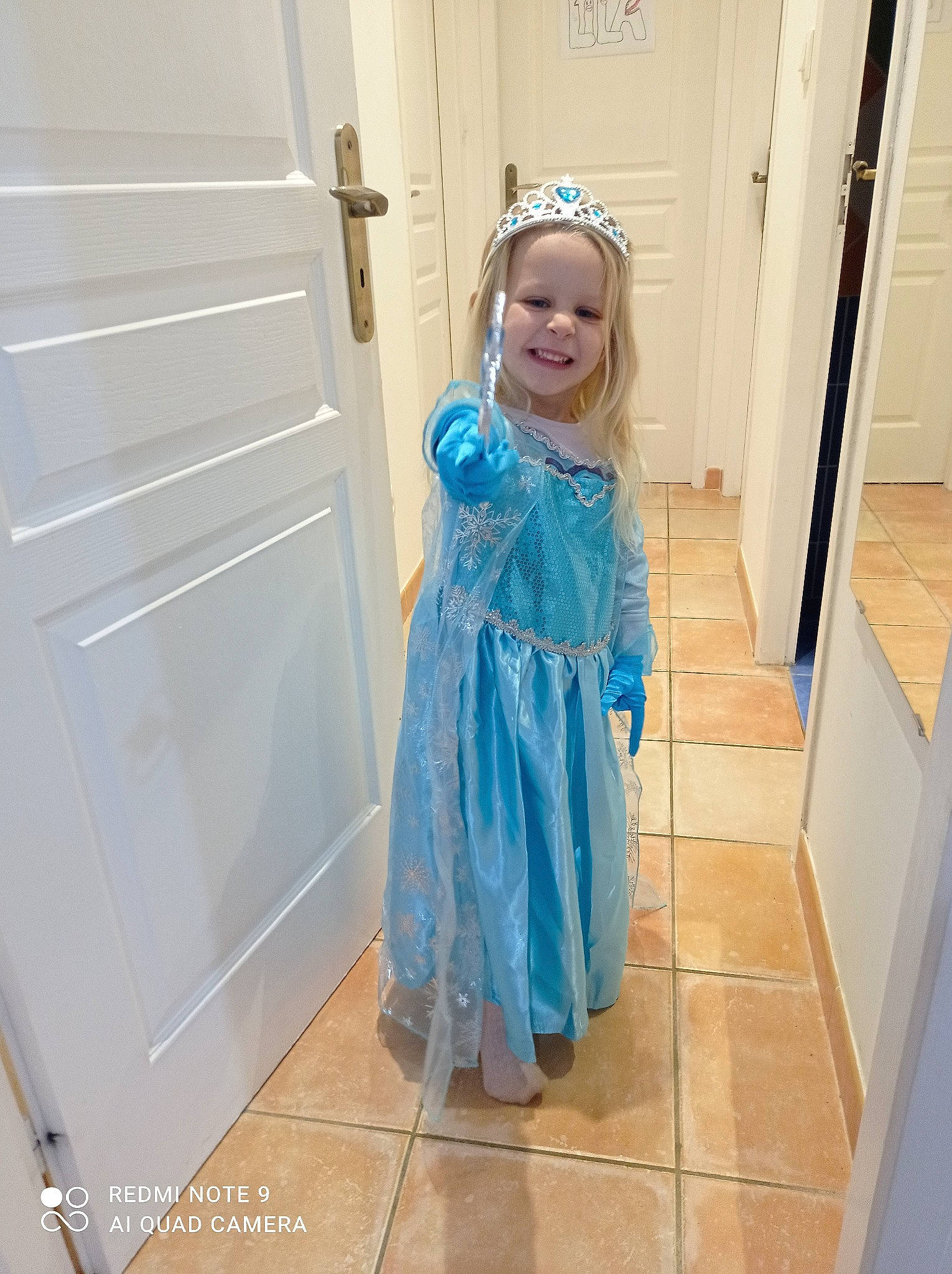 Lila participe au concours pour gagner de l'argent avec cette photo : baby_toddler_clothing, child, clothes_dryer, costume, door, electric_blue, fashion_design, flooring, formal_wear, fun, happy, joy, laundry_room, person, purple, room, smile, toddler