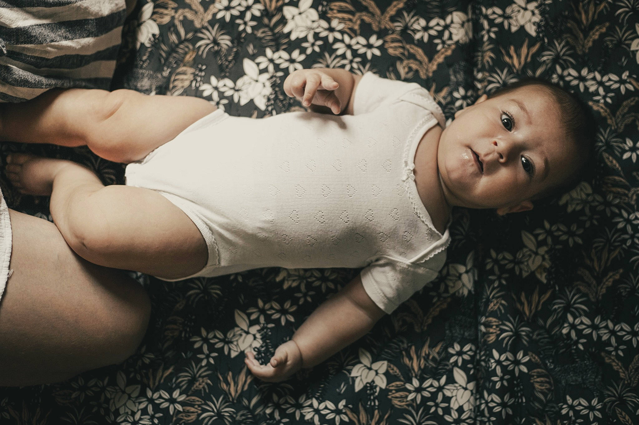 Eva participe au concours pour gagner de l'argent avec cette photo : abdomen, chest, comfort, elbow, flash_photography, gesture, grass, head, human_body, human_leg, knee, mouth, person, shorts, skin, smile, thigh, toddler, trunk, waist