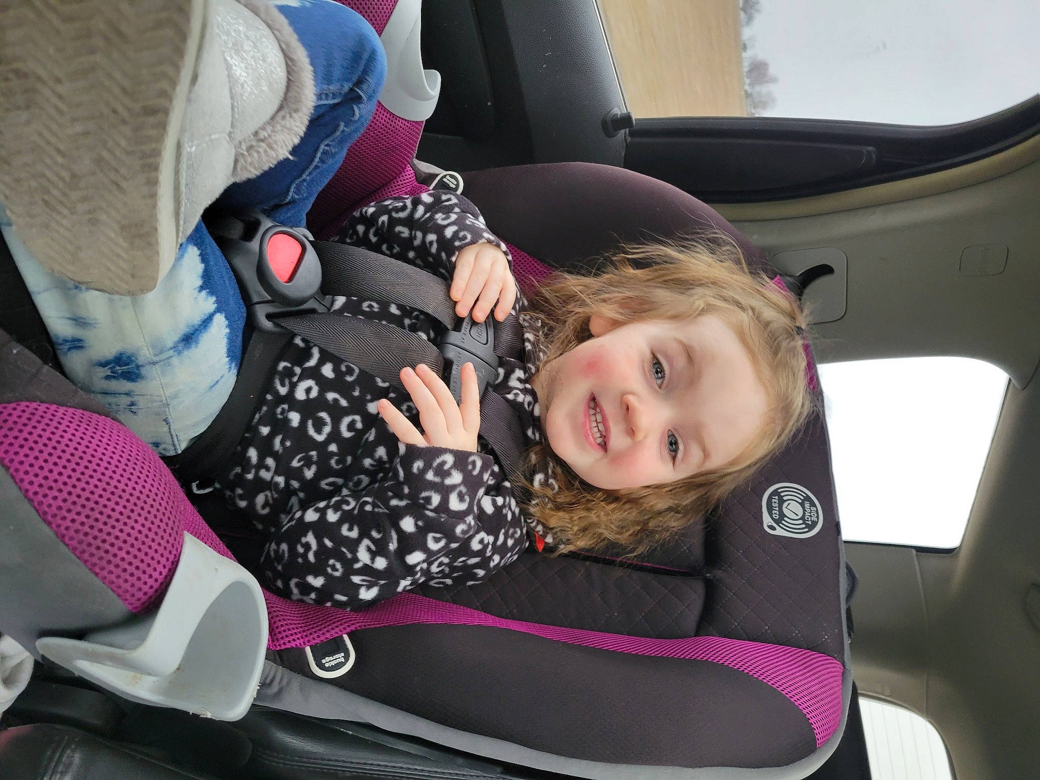 Kora is registered to the contest to win money with this photo: auto_part, automotive_design, automotive_exterior, baby_in_car_seat, baby_products, car, car_seat, car_seat_cover, child, comfort, family_car, head_restraint, joy, motor_vehicle, person, product, seat_belt, smile, steering_part, toddler
