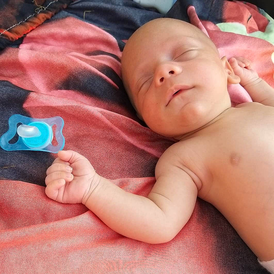 Tiago participe au concours pour gagner de l'argent avec cette photo : baby, birth, cheek, child, face, finger, flesh, hand, head, lip, mouth, muscle, nap, person, pink, skin, sleep, toddler