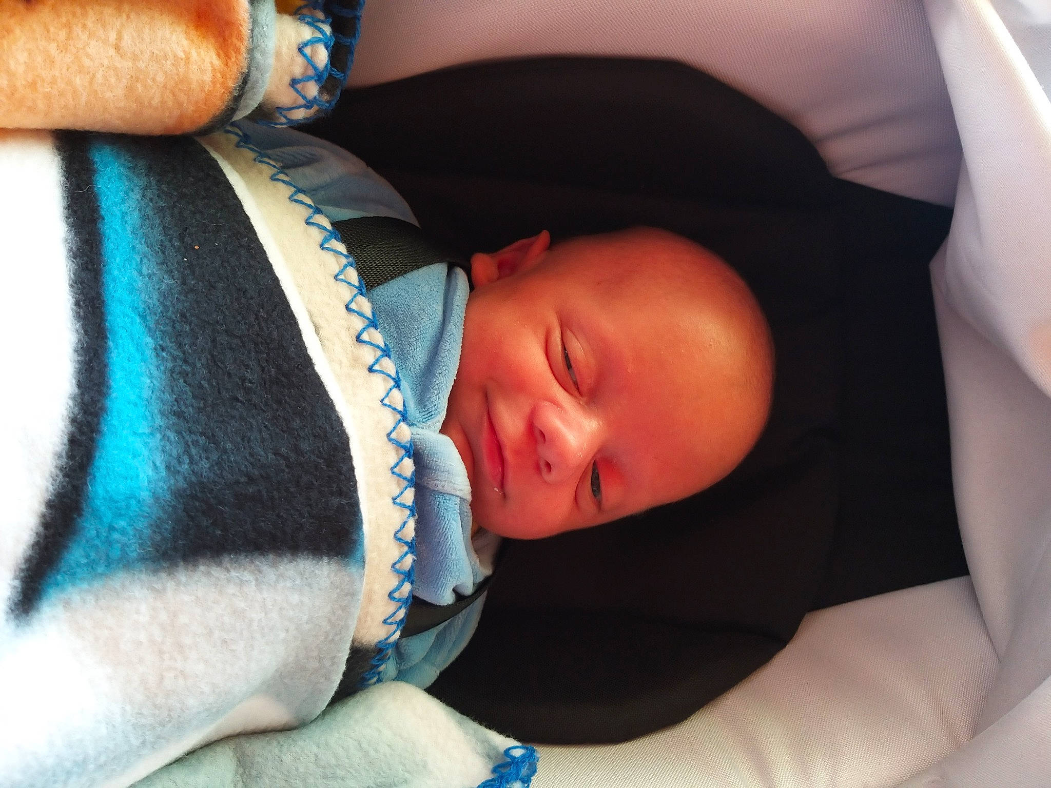 Tiago participe au concours pour gagner de l'argent avec cette photo : arm, baby, baby_in_car_seat, baby_products, baby_sleeping, birth, car_seat, cheek, child, comfort, ear, finger, hand, head, mouth, nap, person, product, skin, sleep