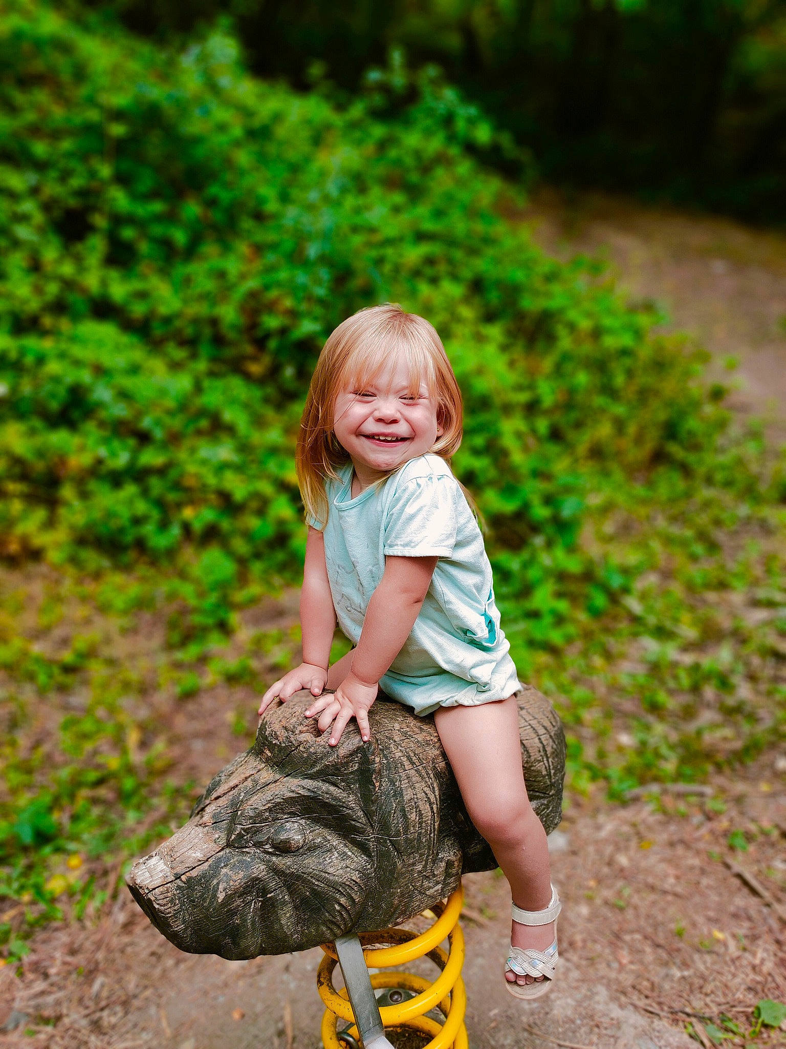 Eve a rejoint le concours — aidez-le/la à gagner de superbes lots ! child, child_model, fawn, forest, grass, green, joy, jungle, leisure, people_in_nature, person, photograph, photography, plant, play, portrait_photography, recreation, sitting, smile, summer