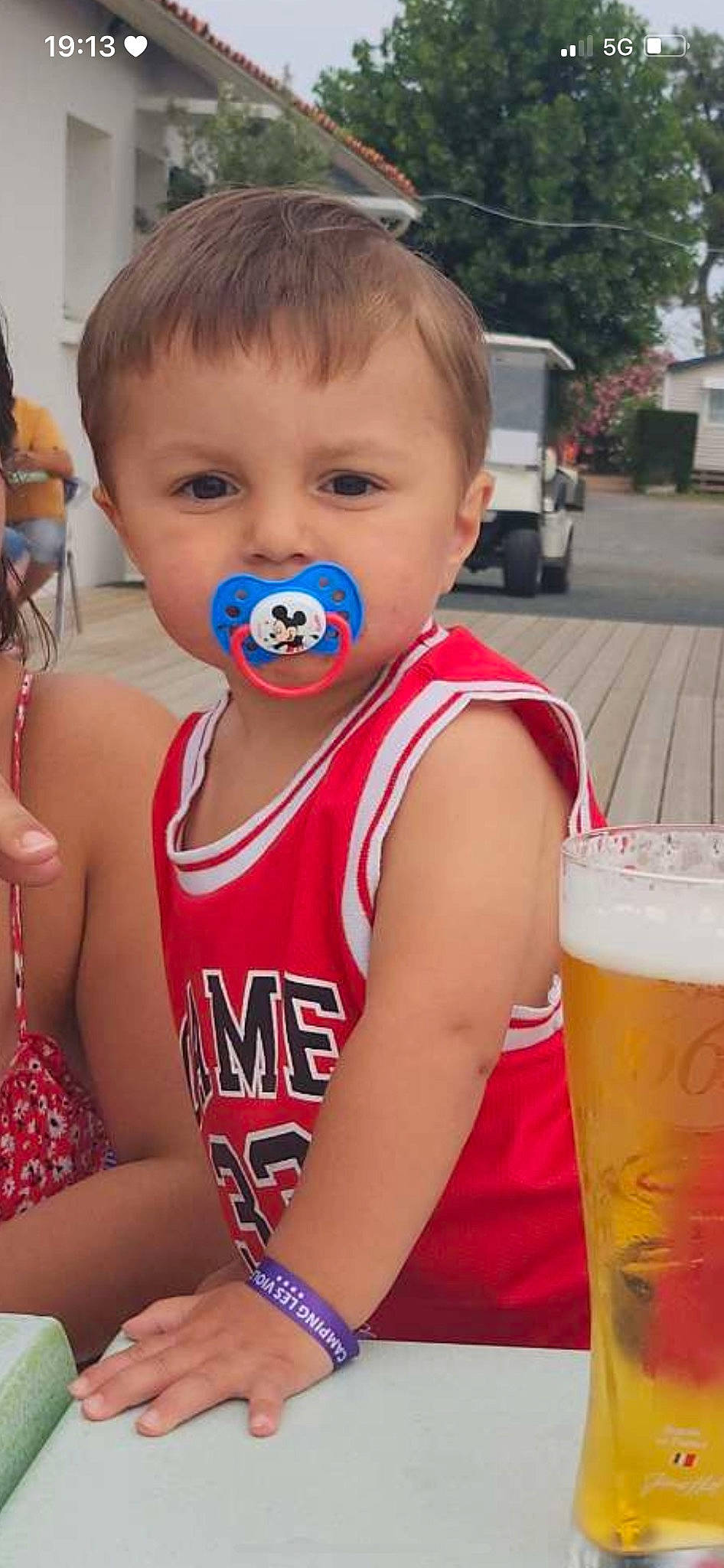 Juliann a rejoint le concours — aidez-le/la à gagner de superbes lots ! baby, baby_toddler_clothing, beer, beer_glass, chest, child, drinkware, eyelash, face, fun, happy, ice_beer, lager, leisure, person, pint, pint_glass, summer, t_shirt, thigh