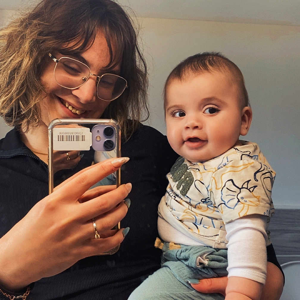 Rayane a rejoint le concours — aidez-le/la à gagner de superbes lots ! woman, baby, mirror, selfie, glasses, smile, indoor, clothing, holding, phone, child, casual, happy, person, portrait, home, reflection, face, long_hair, short_hair