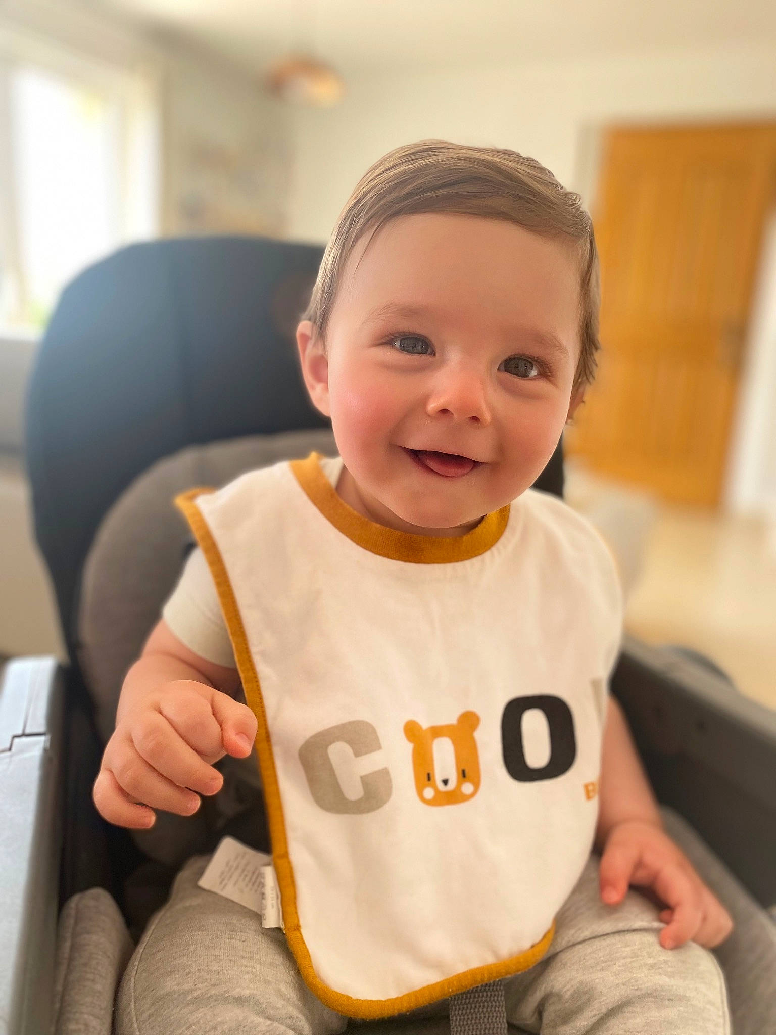 Lilio a rejoint le concours — aidez-le/la à gagner de superbes lots ! arm, baby, baby_toddler_clothing, chair, cheek, chin, comfort, eyebrow, finger, gesture, happy, iris, joy, neck, person, shoulder, skin, sleeve, smile, t_shirt