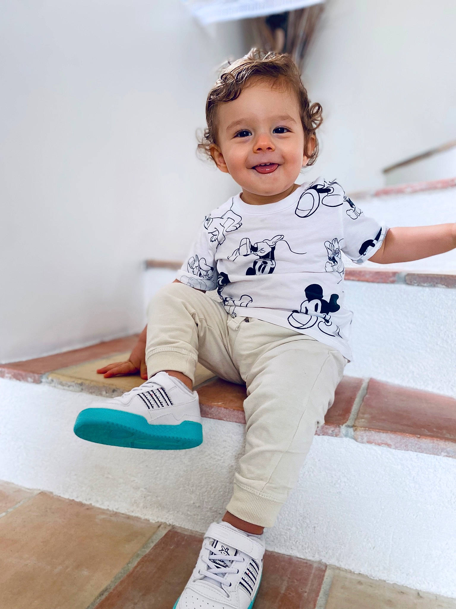 Lilio participe au concours pour gagner de l'argent avec cette photo : baby_toddler_clothing, child, flash_photography, floor, flooring, hairstyle, happy, human_leg, joint, joy, knee, person, shoulder, sleeve, smile, sock, sportswear, standing, t_shirt, thigh