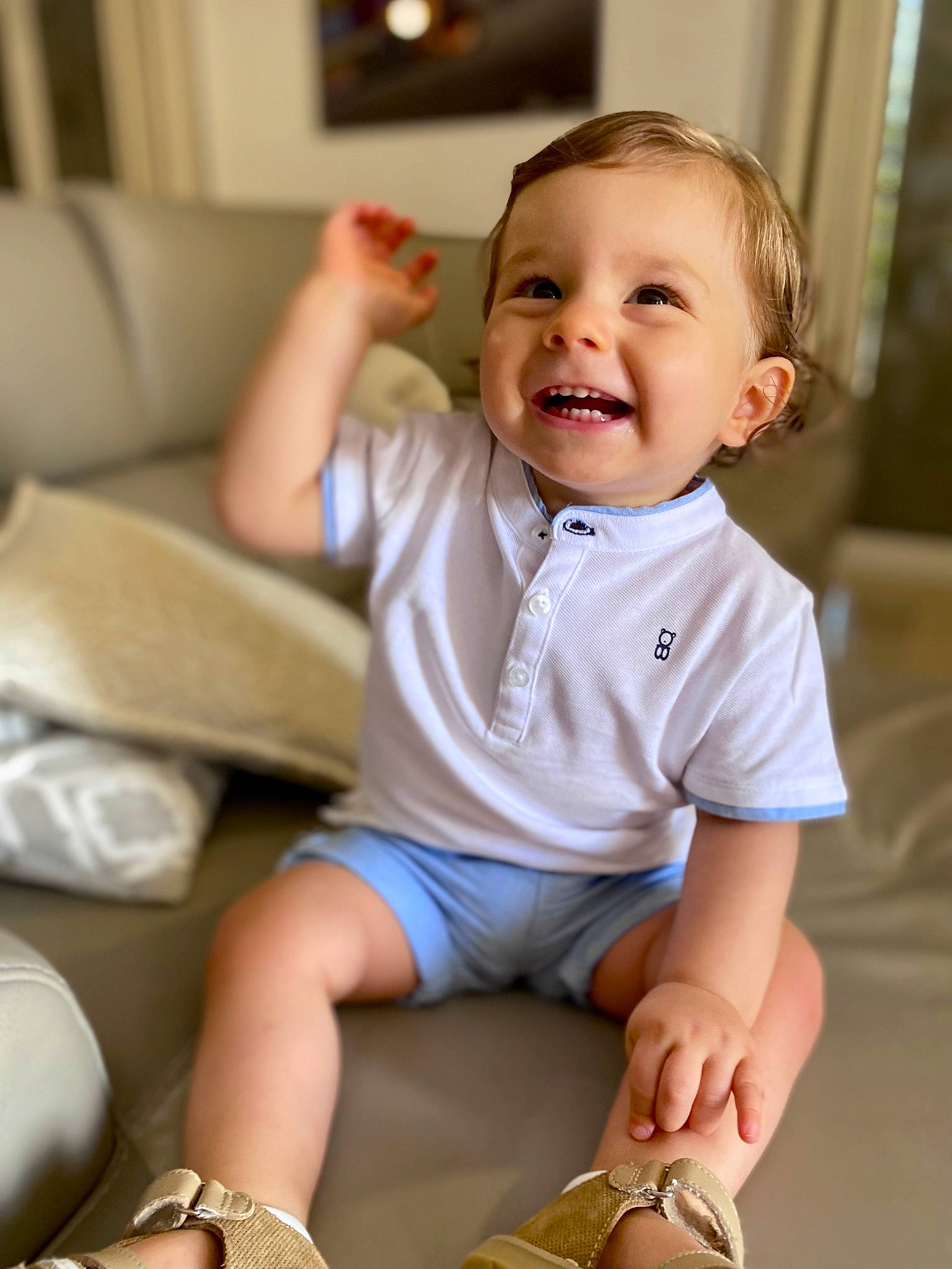 Lilio a rejoint le concours — aidez-le/la à gagner de superbes lots ! arm, baby, baby_toddler_clothing, cheek, comfort, eye, flooring, happy, head, human_leg, joint, knee, person, shoulder, sitting, skin, sleeve, smile, thigh, toddler