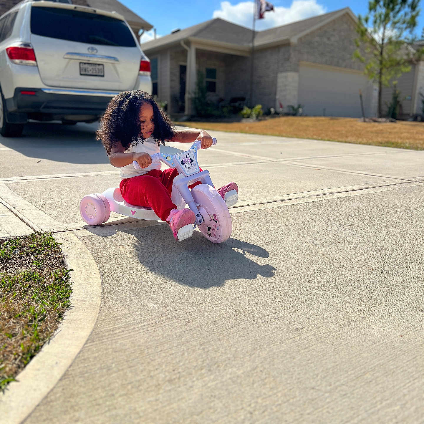 Arimoni is registered to the contest to win money with this photo: alloywheel, architecture, building, car, child, city, clothing, female, footwear, girl, housing, machine, neighborhood, person, photography, shoe, sitting, transportation, vehicle, wheel