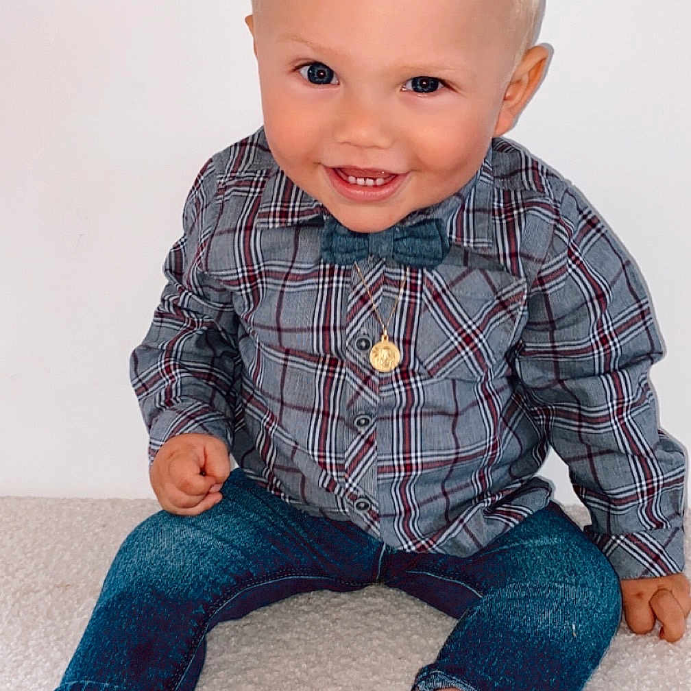 Lynao a rejoint le concours — aidez-le/la à gagner de superbes lots ! blue_eyes, bow_tie, carpet, casual_clothing, child, cute, denim_jeans, fashion, gold_pendant, happy, indoor, light_background, moccasin_shoes, plaid_shirt, portrait, short_hair, sitting, smiling, toddler, young_child