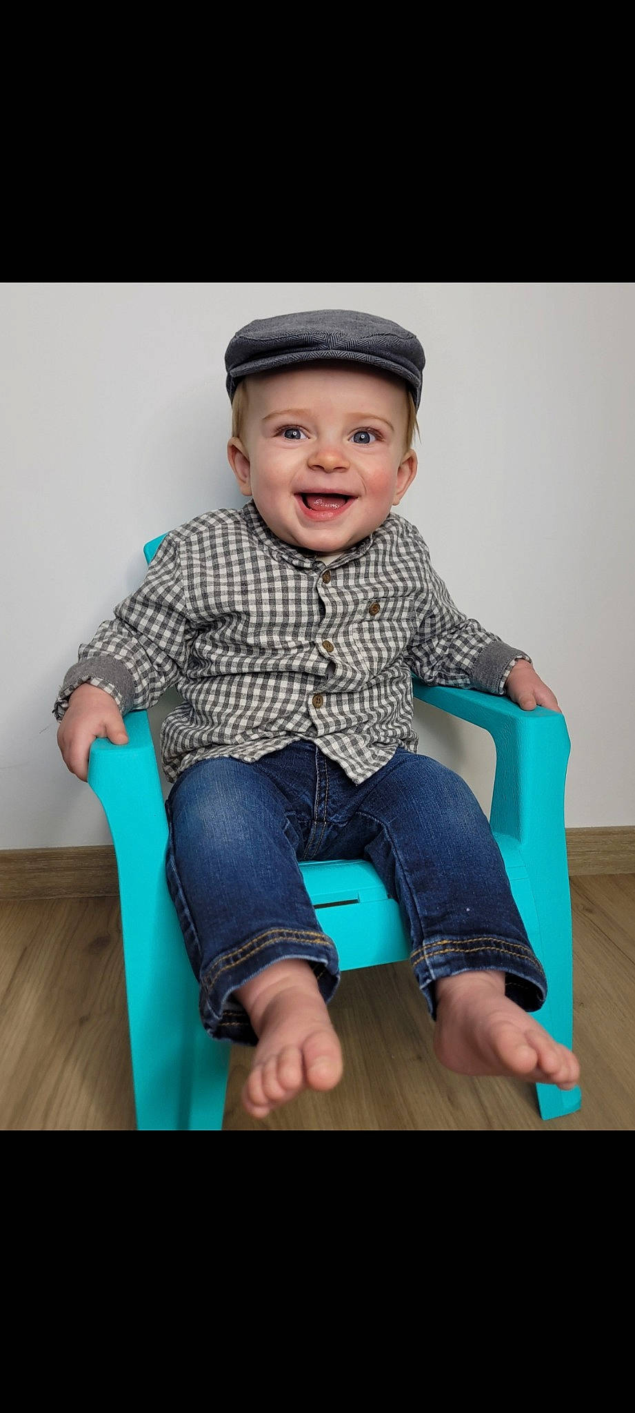 Lucas a rejoint le concours — aidez-le/la à gagner de superbes lots ! baby_toddler_clothing, chair, clothing, comfort, denim, electric_blue, happy, headwear, human_body, jeans, joy, knee, leisure, outerwear, pattern, person, shoe, sleeve, smile, sock