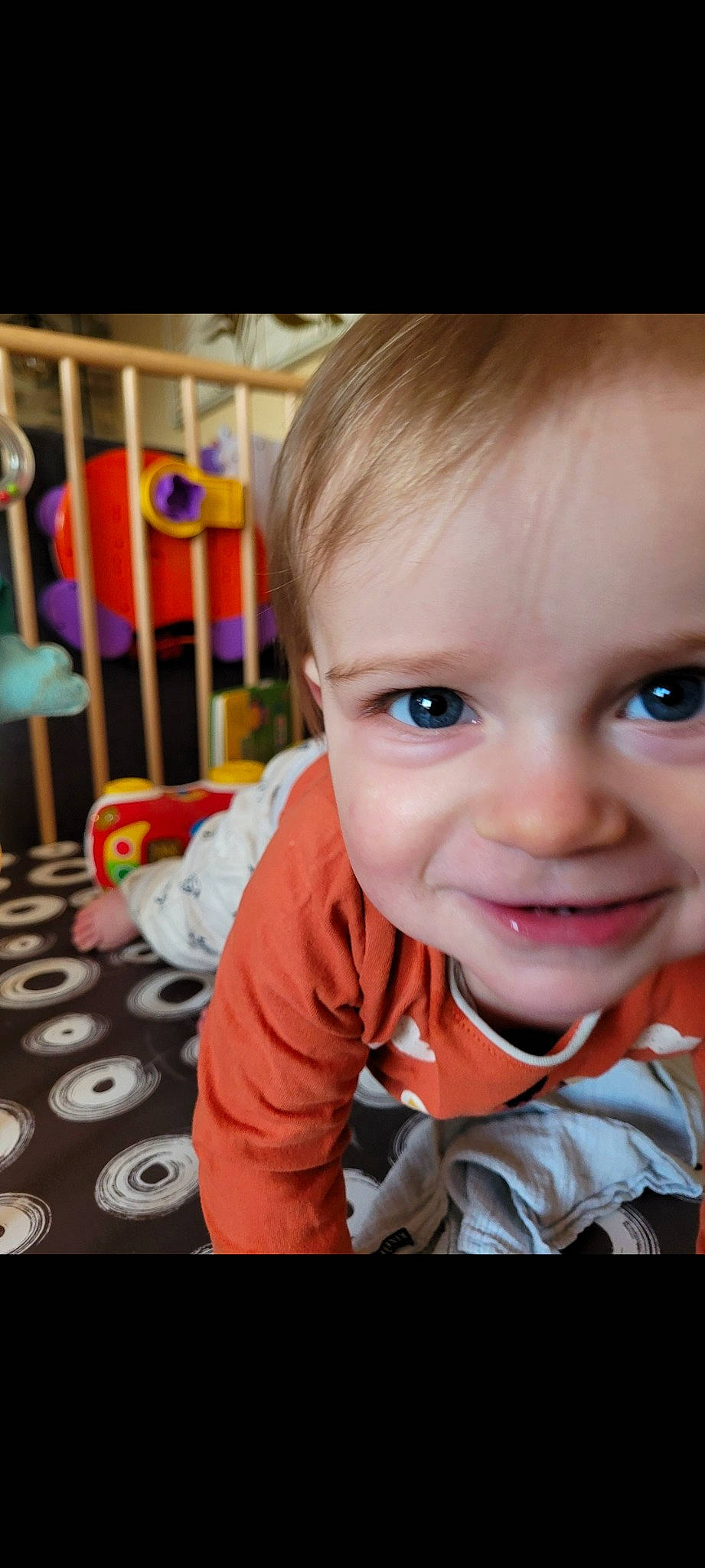 Lucas participe au concours pour gagner de l'argent avec cette photo : baby, baby_toddler_clothing, cheek, child, ear, eyelash, fun, happy, jaw, joy, mouth, nose, organ, person, photograph, product, sitting, skin, smile, snapshot