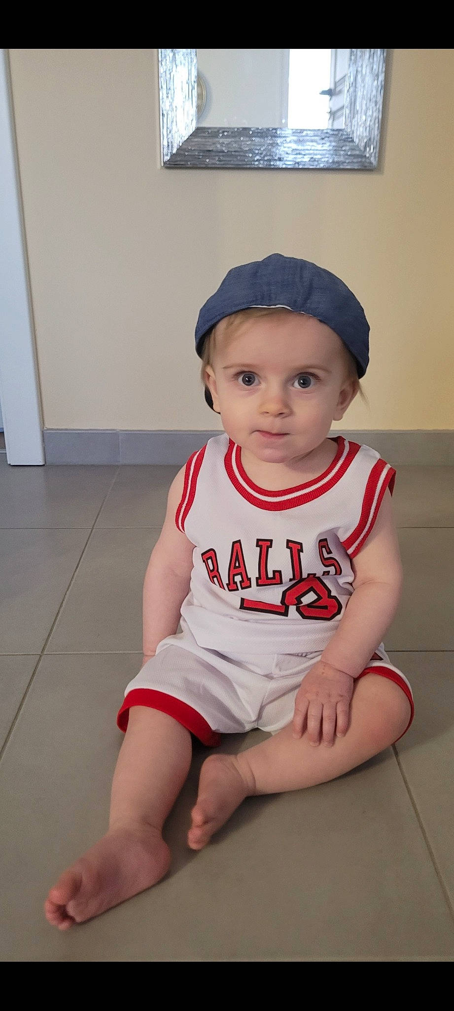 Lucas participe au concours pour gagner de l'argent avec cette photo : baby, baby_toddler_clothing, baseball_cap, cap, cricket_cap, elbow, eye, flooring, fun, hairstyle, hat, headwear, knee, neck, person, skin, sleeve, t_shirt, thigh, toddler